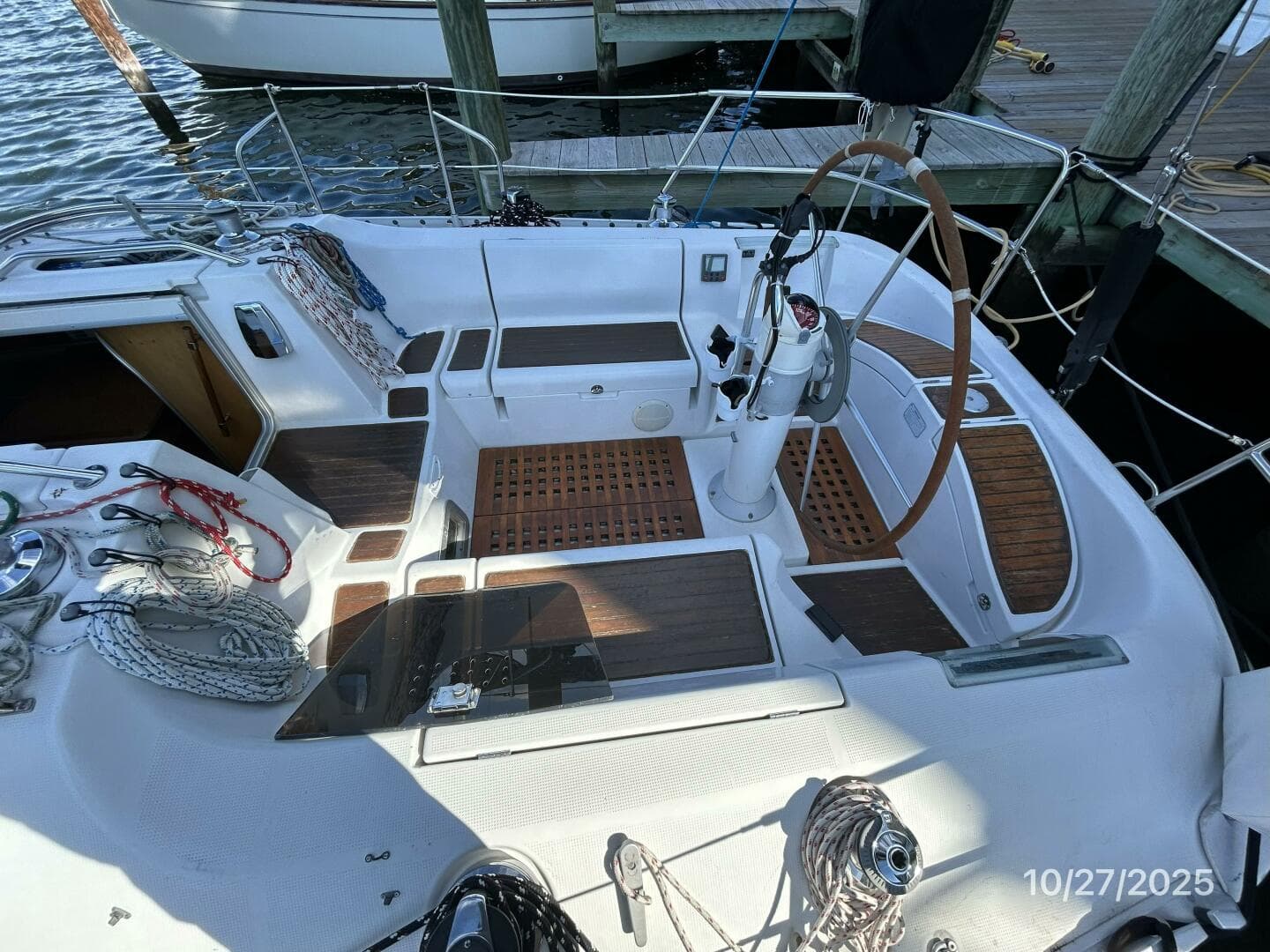 38' Beneteau cockpit starboard