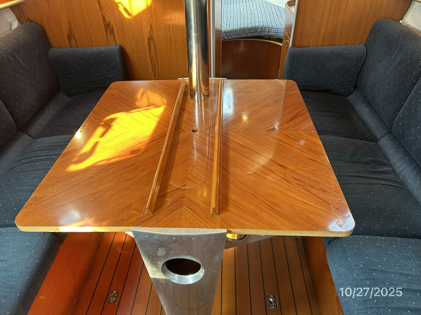38' Beneteau salon table