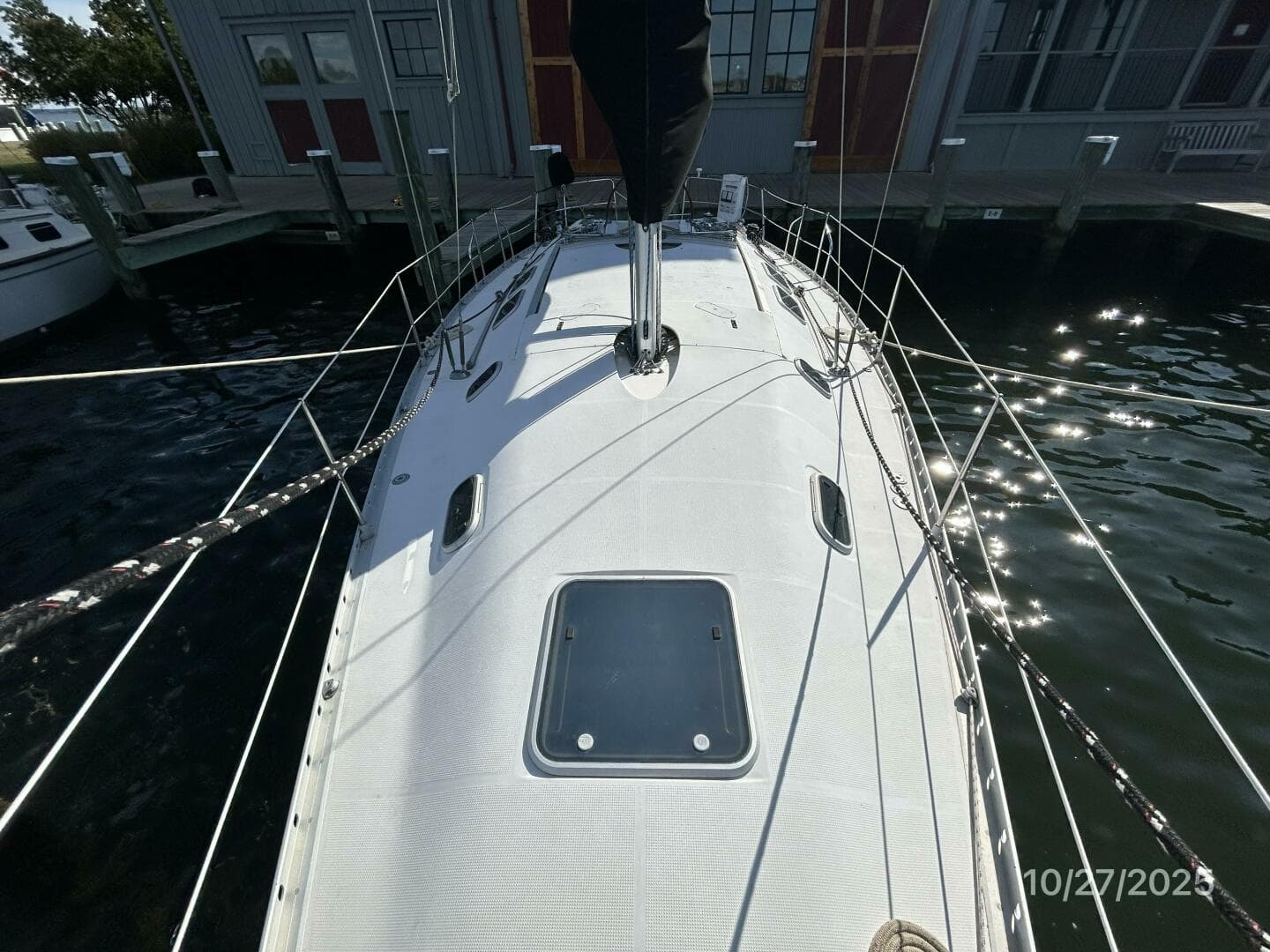 38' Beneteau foredeck aft