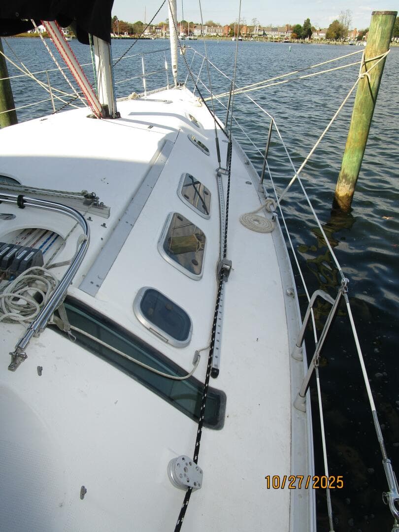 38' Beneteau starboard side deck1