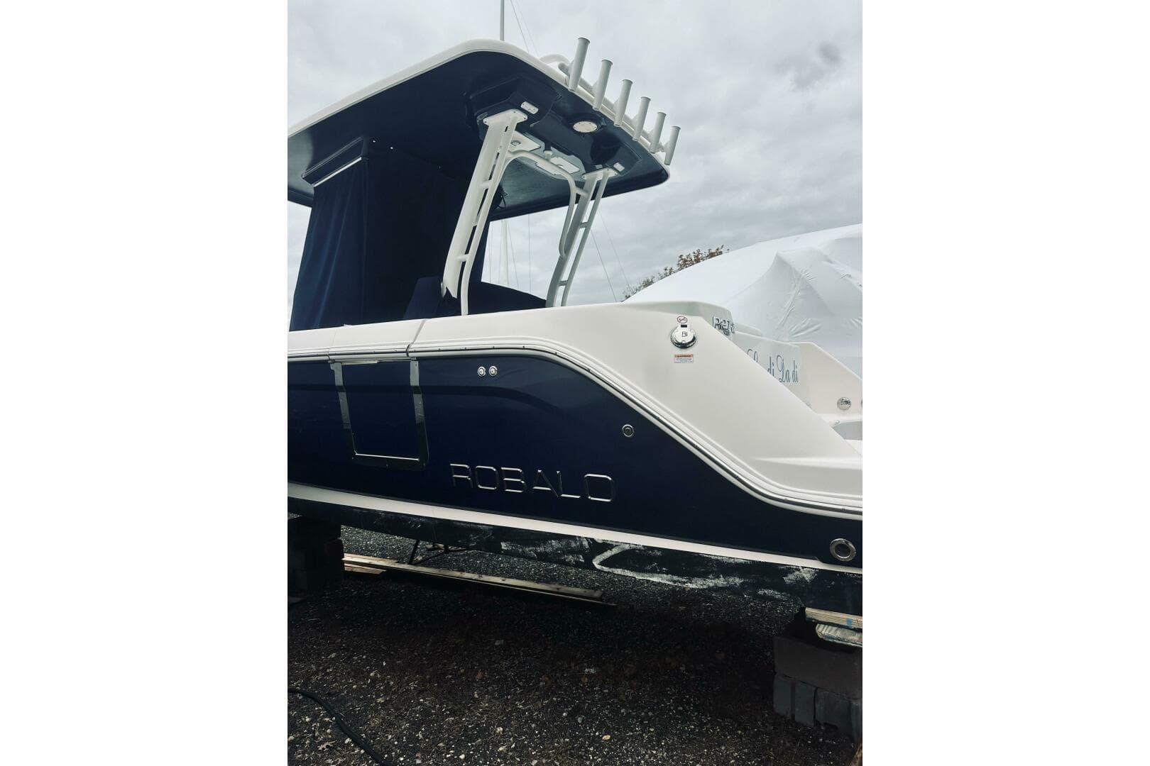 2022 Robalo R272 Center Console