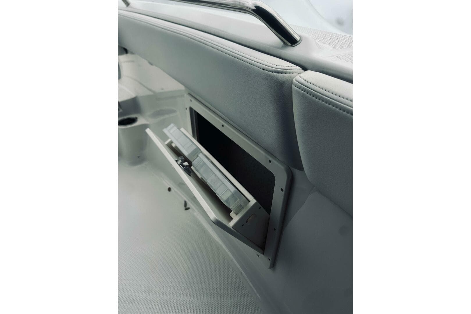 2022 Robalo R272 Center Console
