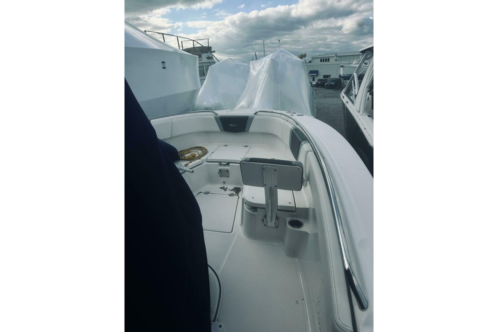2022 Robalo R272 Center Console