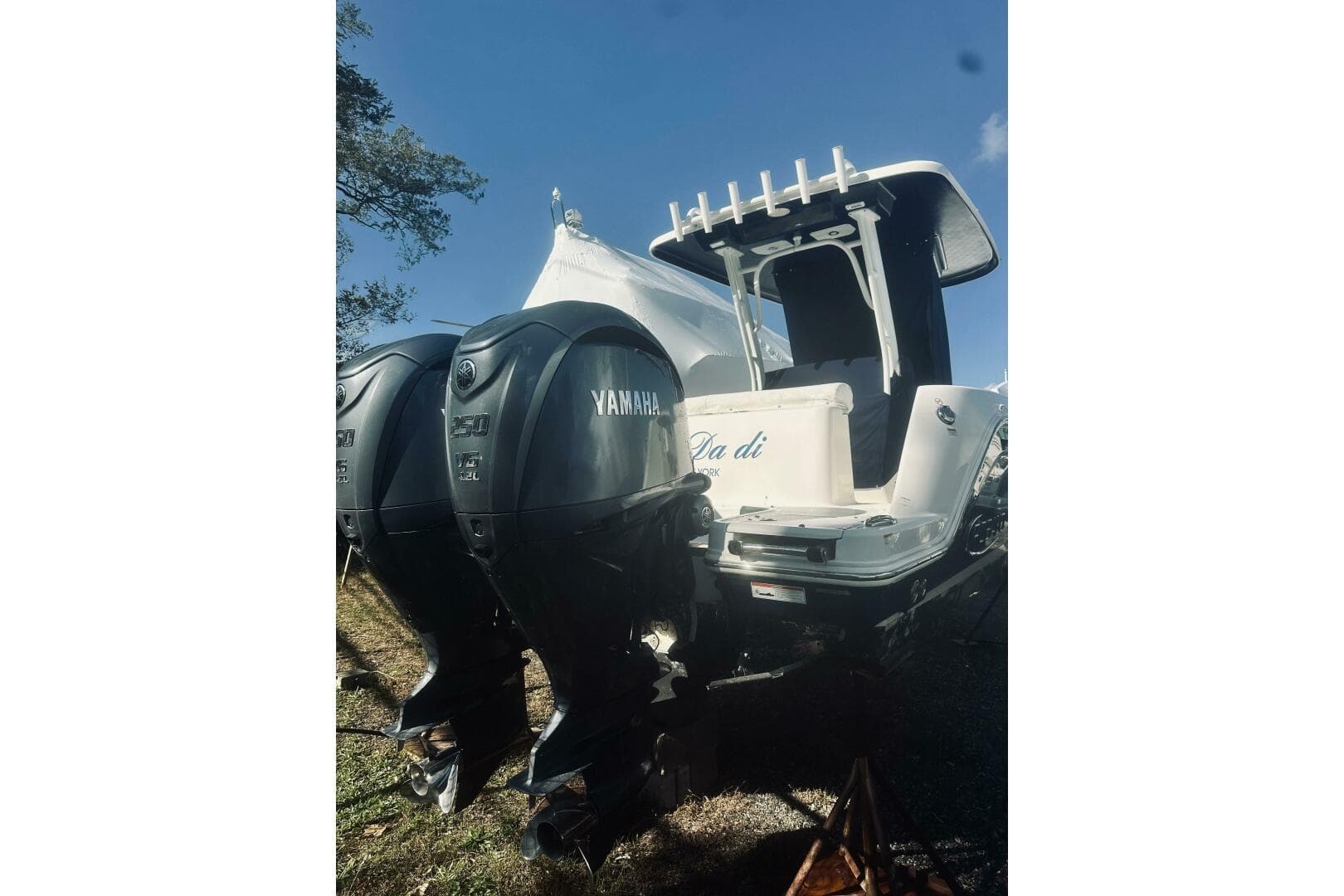 2022 Robalo R272 Center Console
