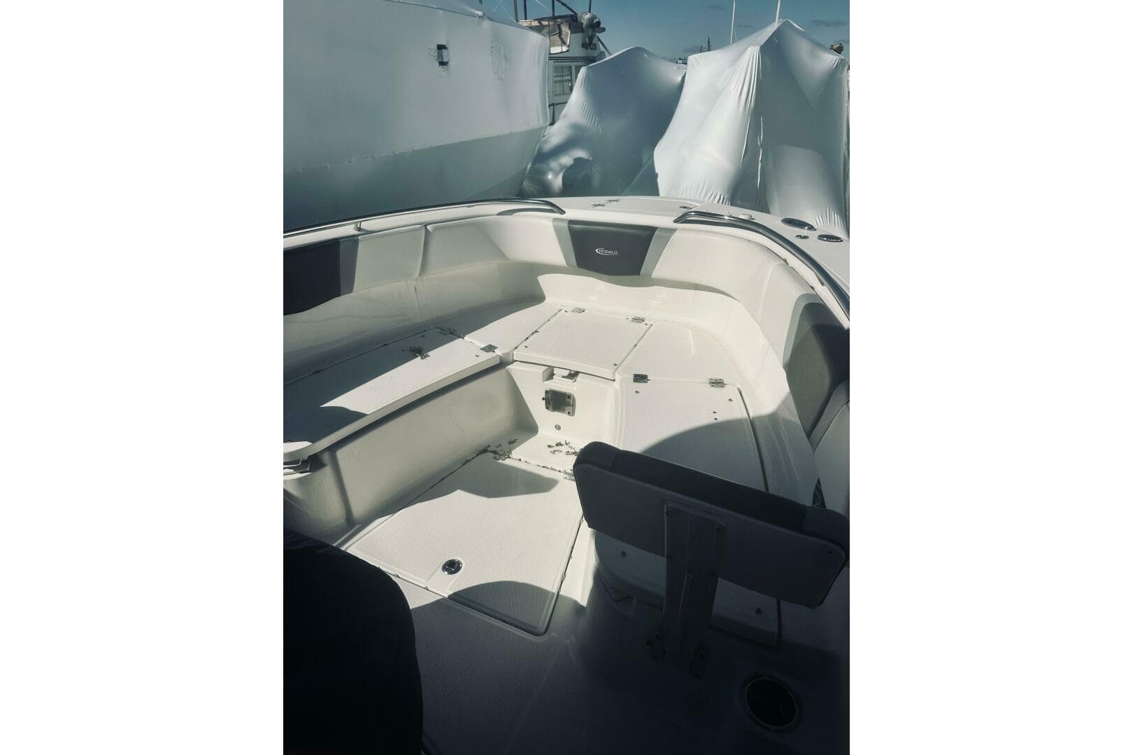 2022 Robalo R272 Center Console