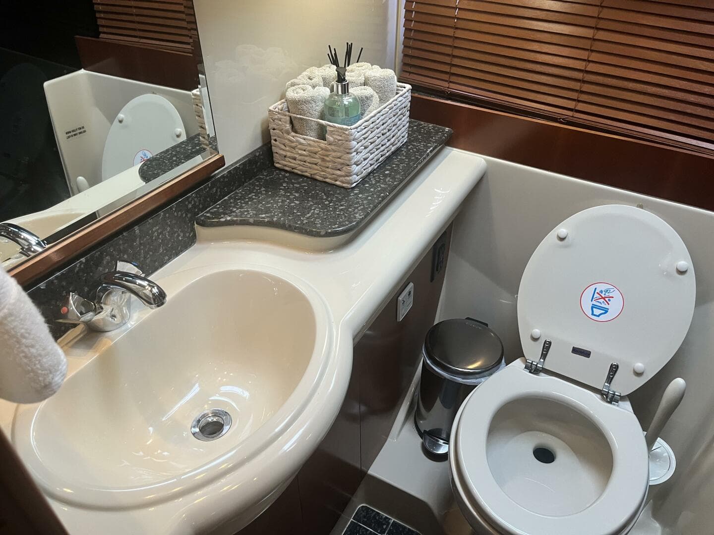 2008 Cruisers Yachts 390 Sport Coupe