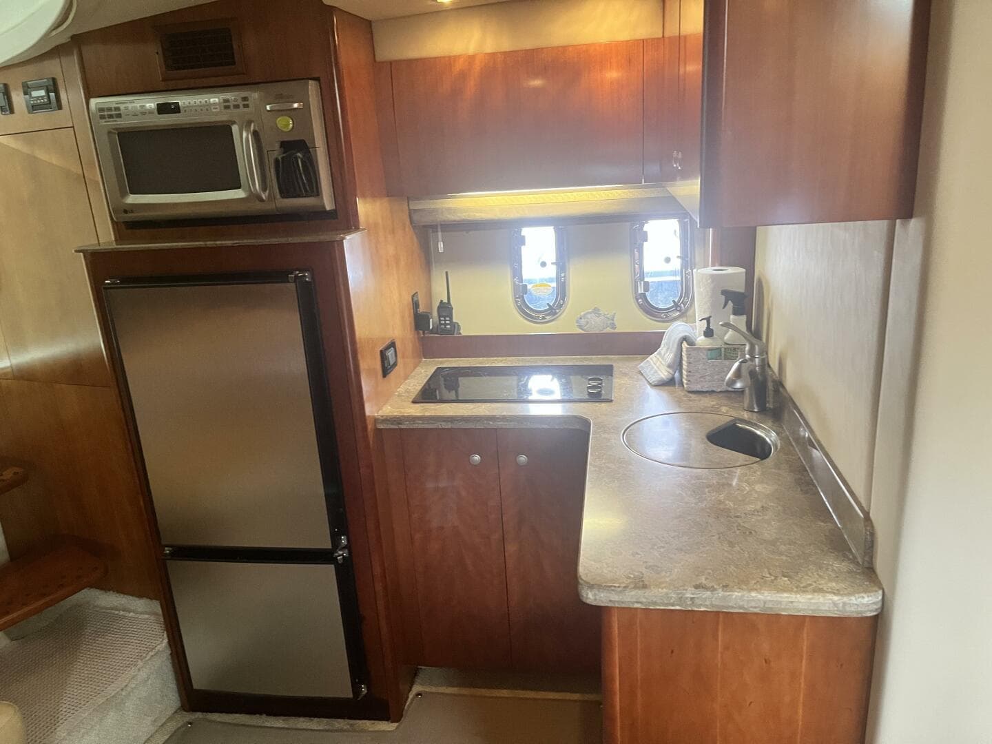 2008 Cruisers Yachts 390 Sport Coupe