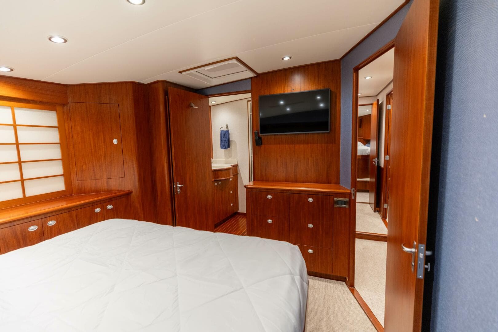 2006 Jim Smith 68 Convertible- Master Stateroom