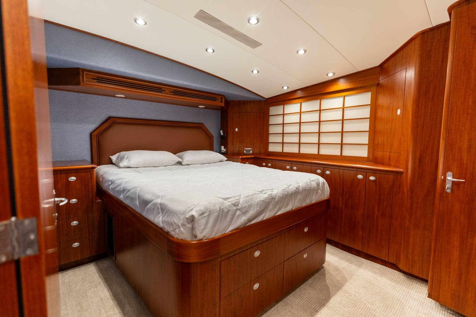 2006 Jim Smith 68 Convertible- Master Stateroom
