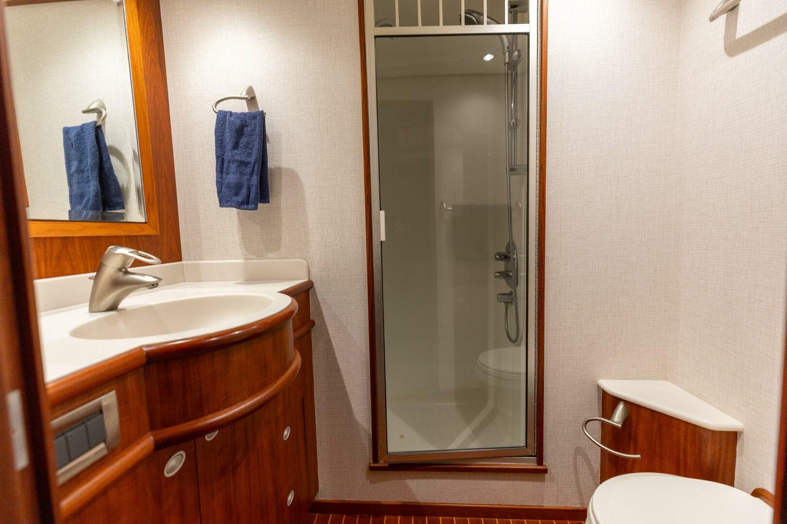 2006 Jim Smith 68 Convertible- Master Stateroom Head