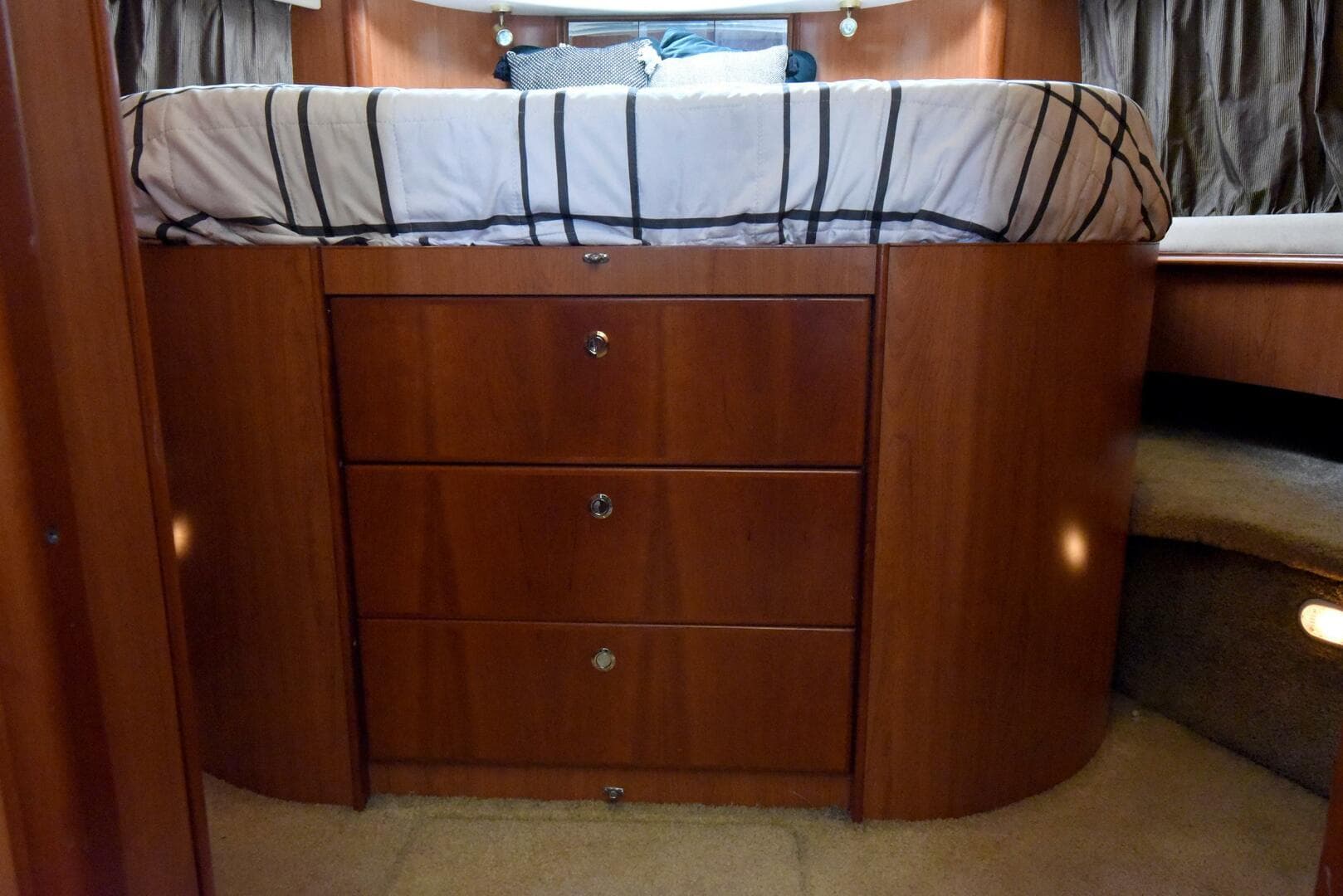 2010 38 Silveron Sedan Bridge - Pura Vida