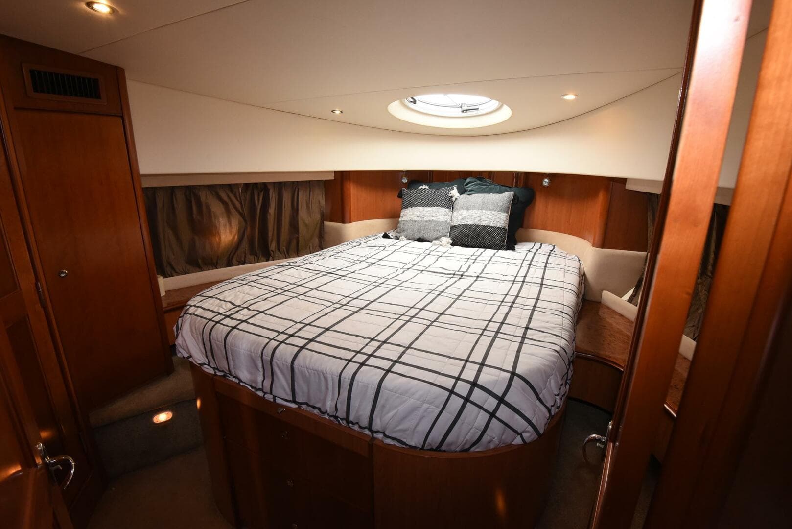 2010 38 Silveron Sedan Bridge - Pura Vida