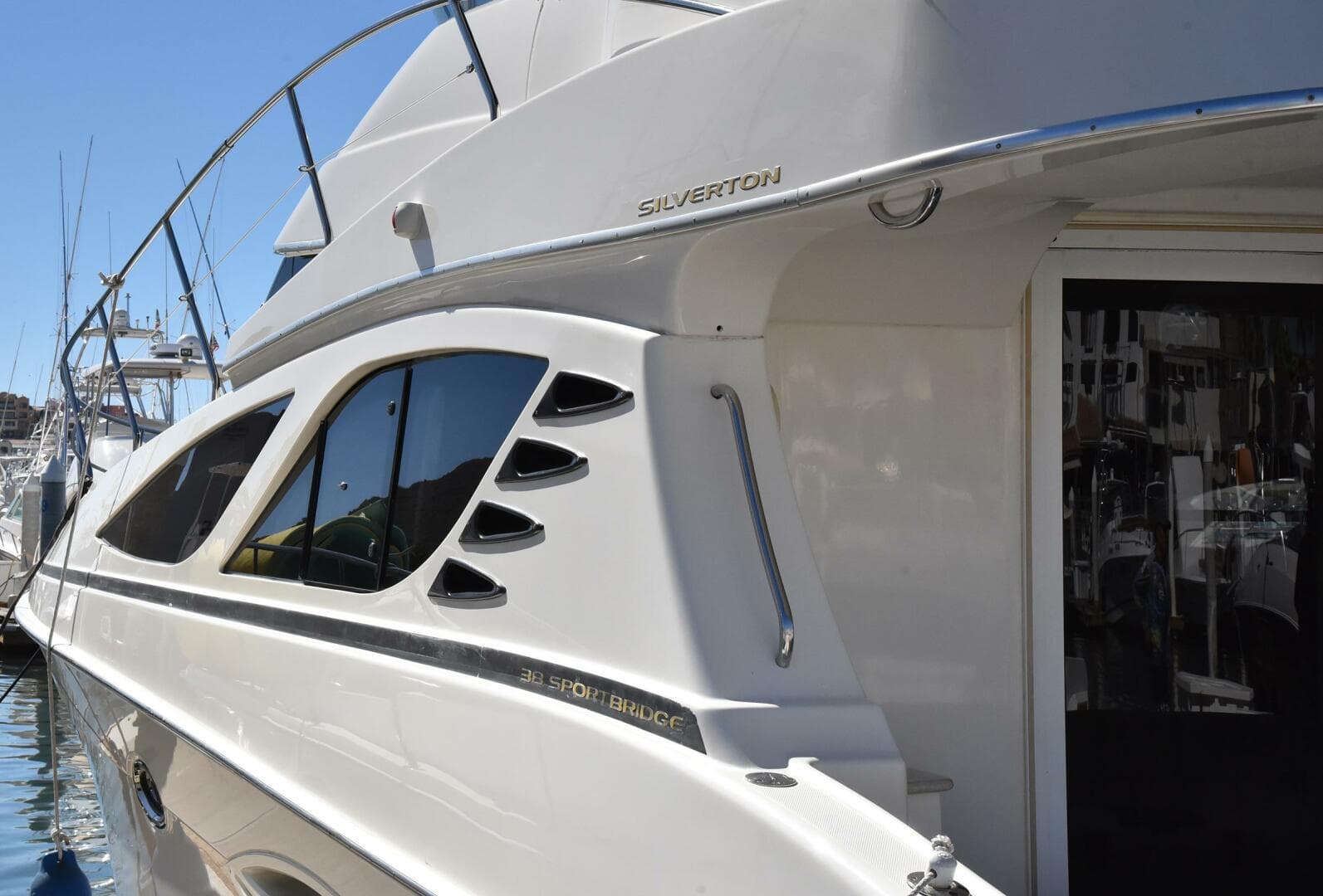 2010 38 Silveron Sedan Bridge - Pura Vida