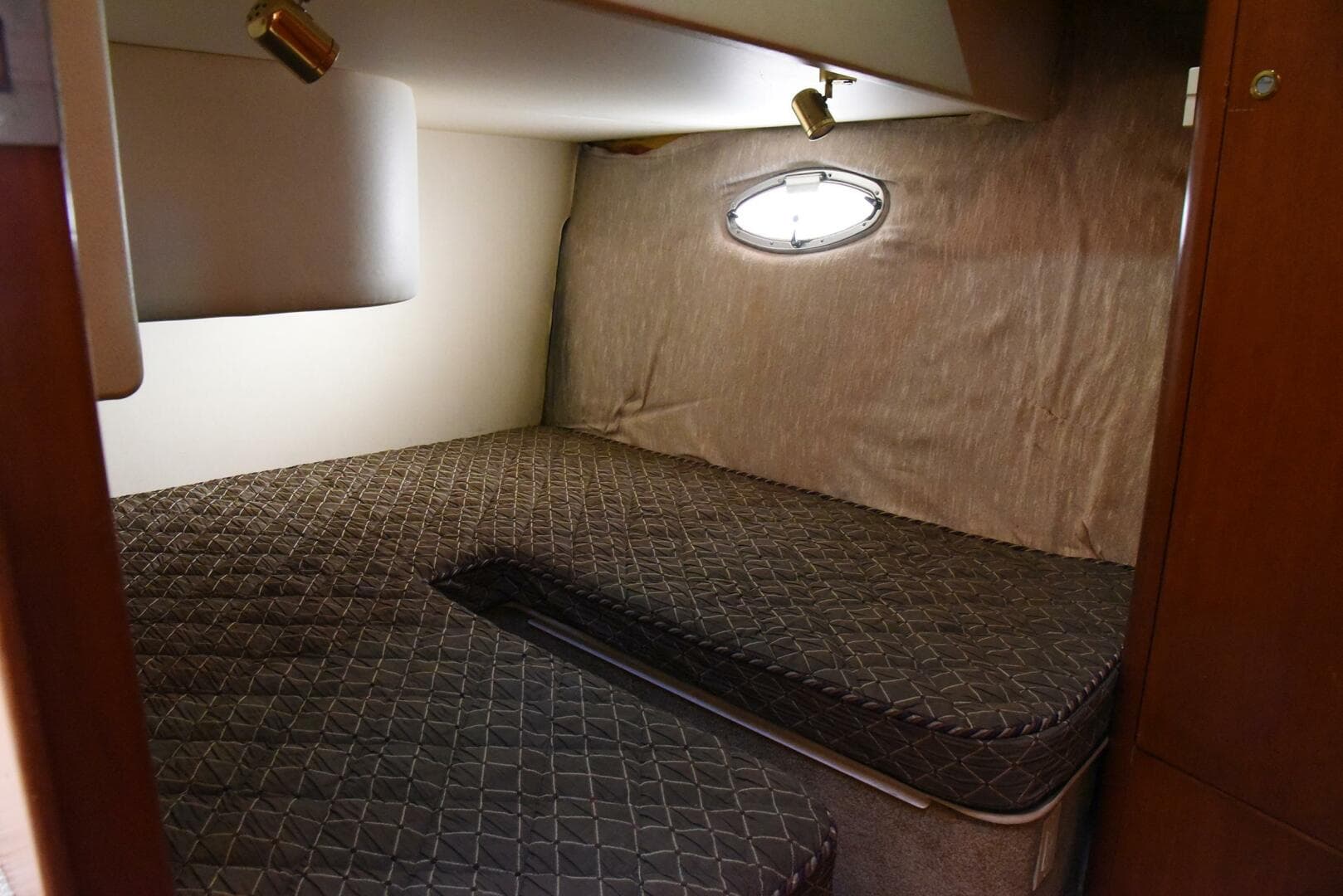 2010 38 Silveron Sedan Bridge - Pura Vida