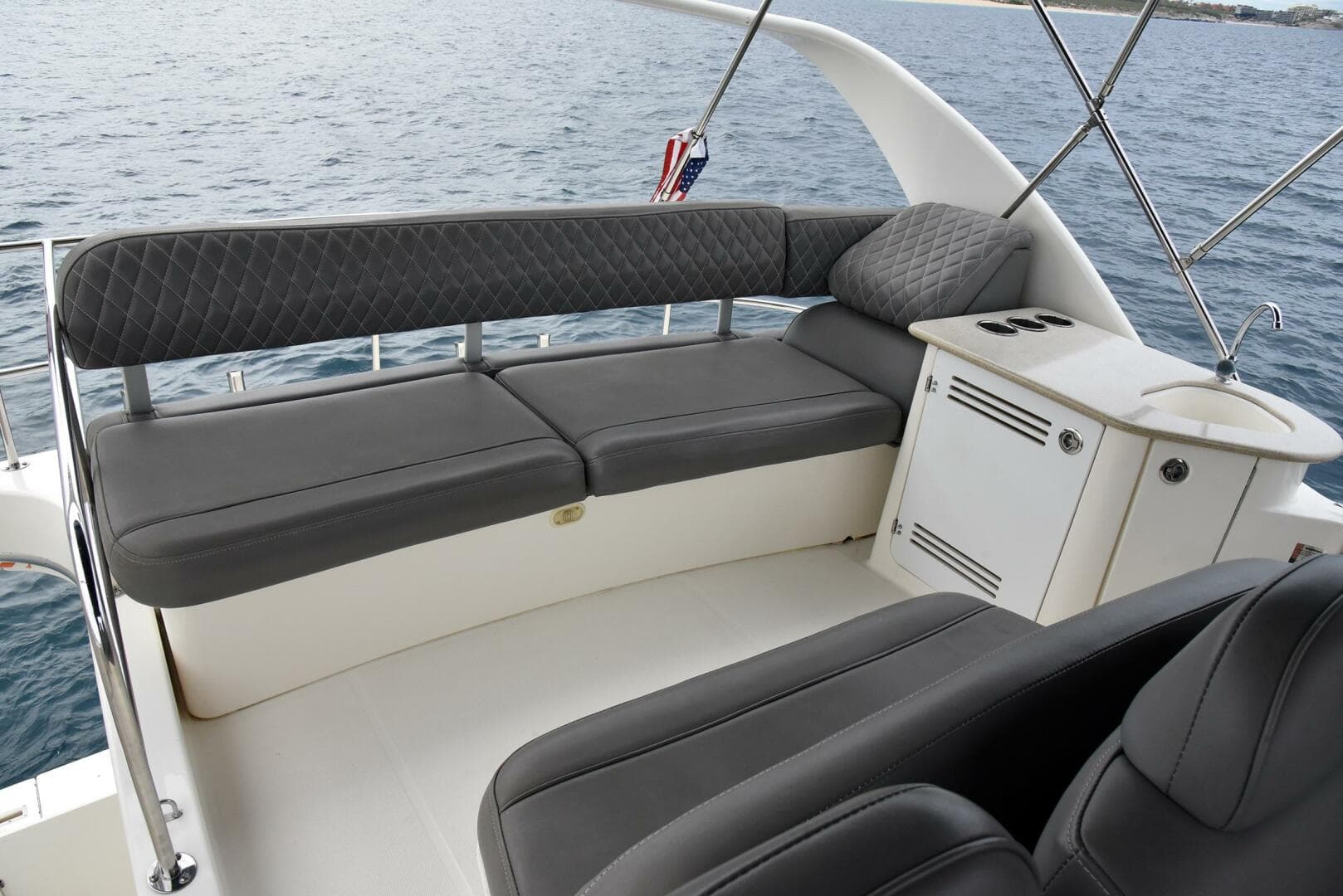 2010 38 Silveron Sedan Bridge - Pura Vida