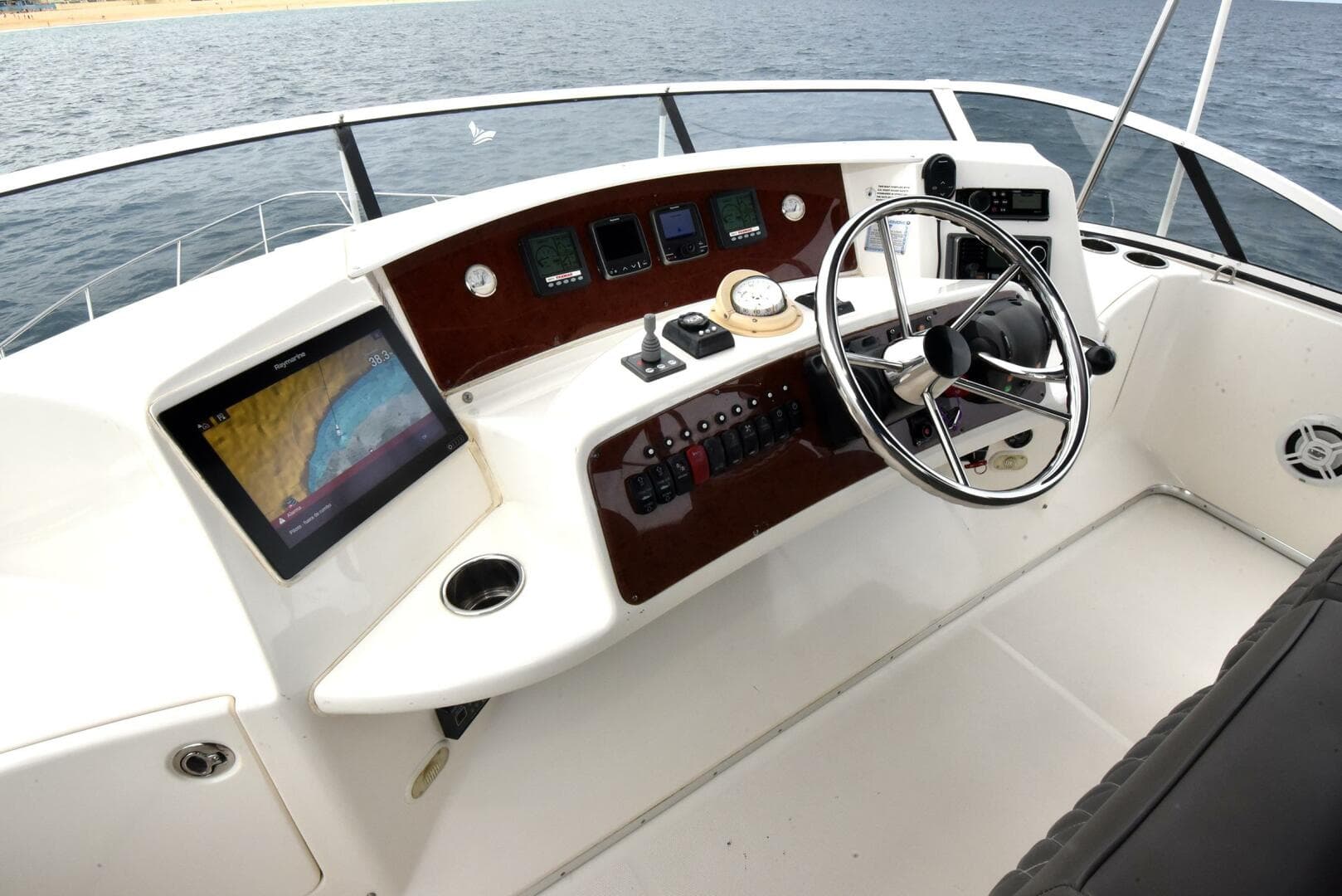 2010 38 Silveron Sedan Bridge - Pura Vida