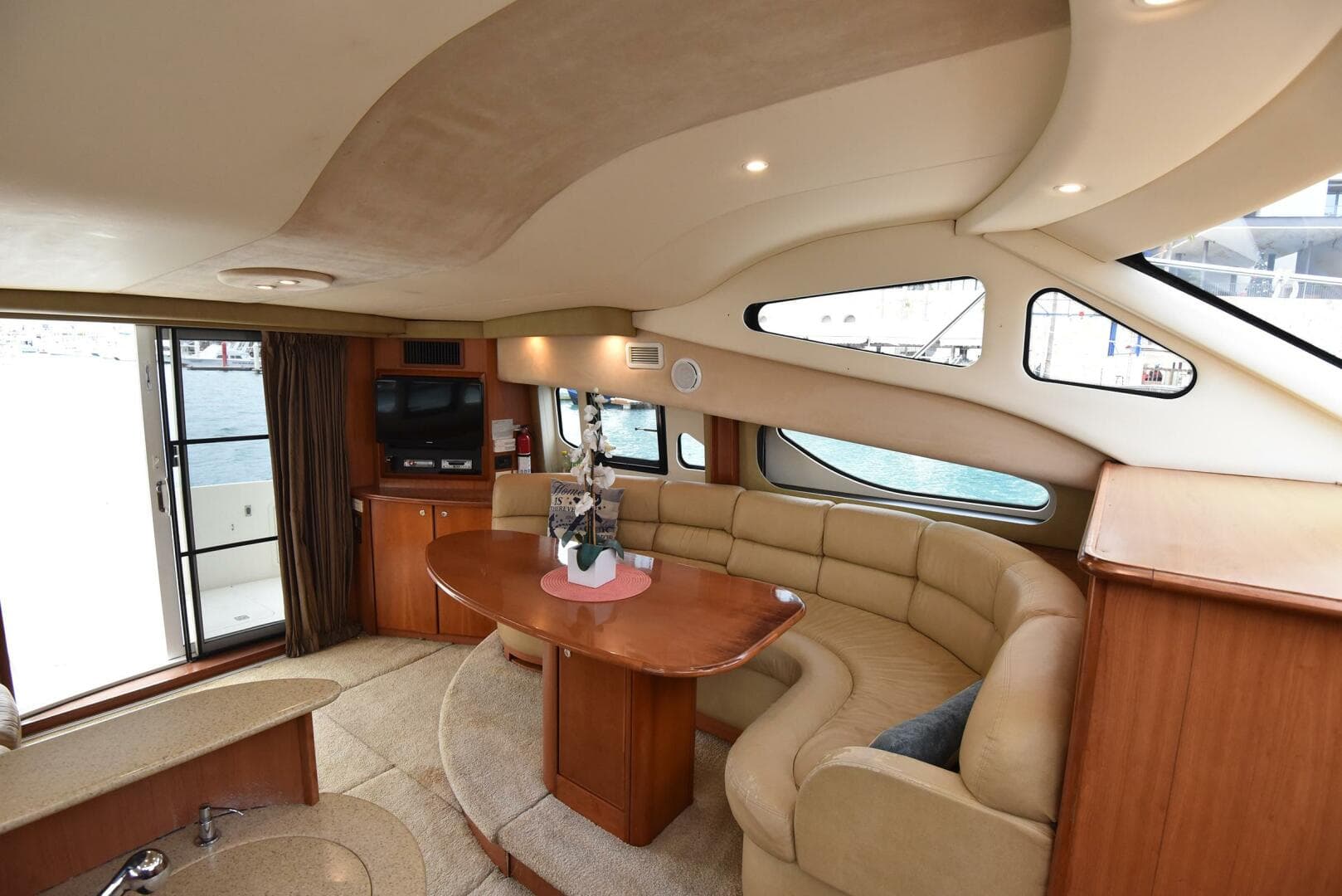 2010 38 Silveron Sedan Bridge - Pura Vida