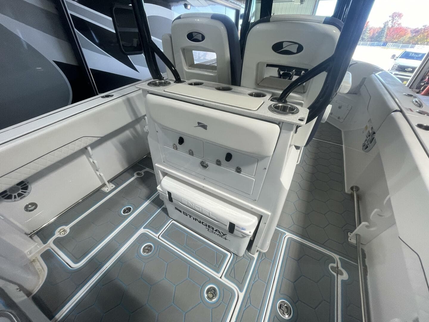 Helm Seating and Leaning Post – Stingray Center Console Interior