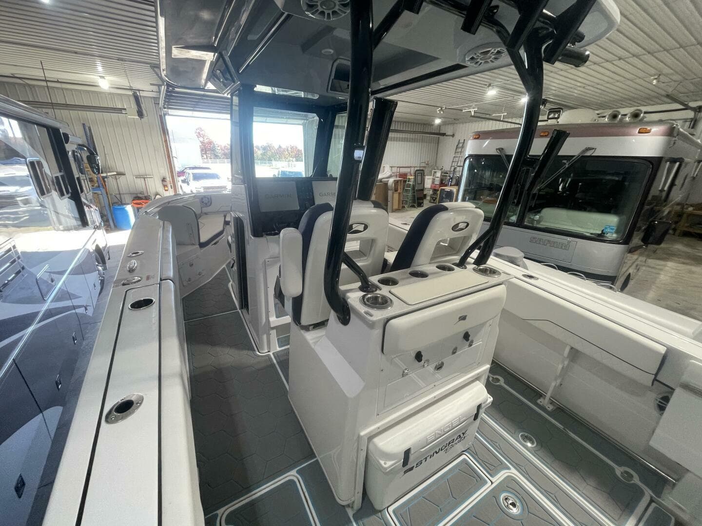 Center Console Cockpit Layout with Leaning Post and Helm Seating