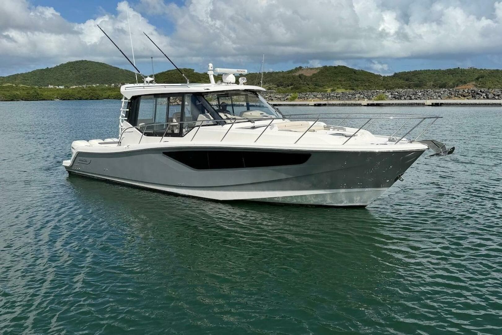 2021 Boston Whaler 405 Conquest