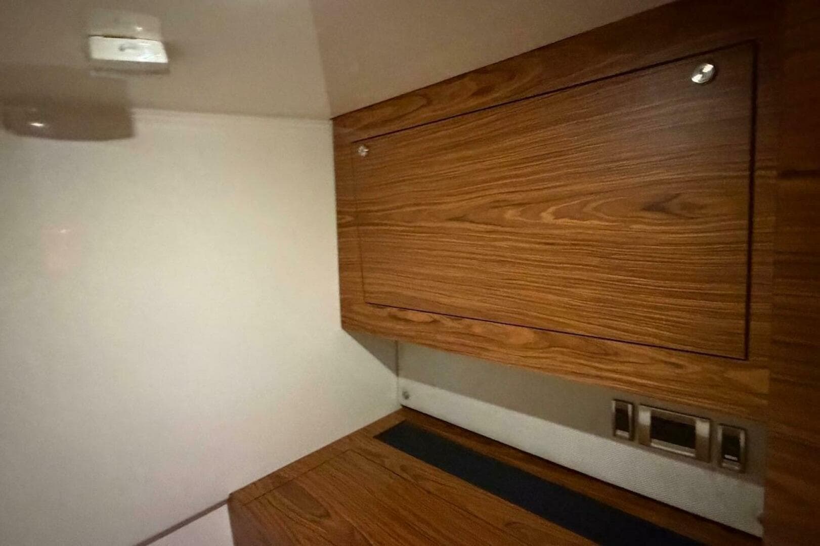 2021 Boston Whaler 405 Conquest