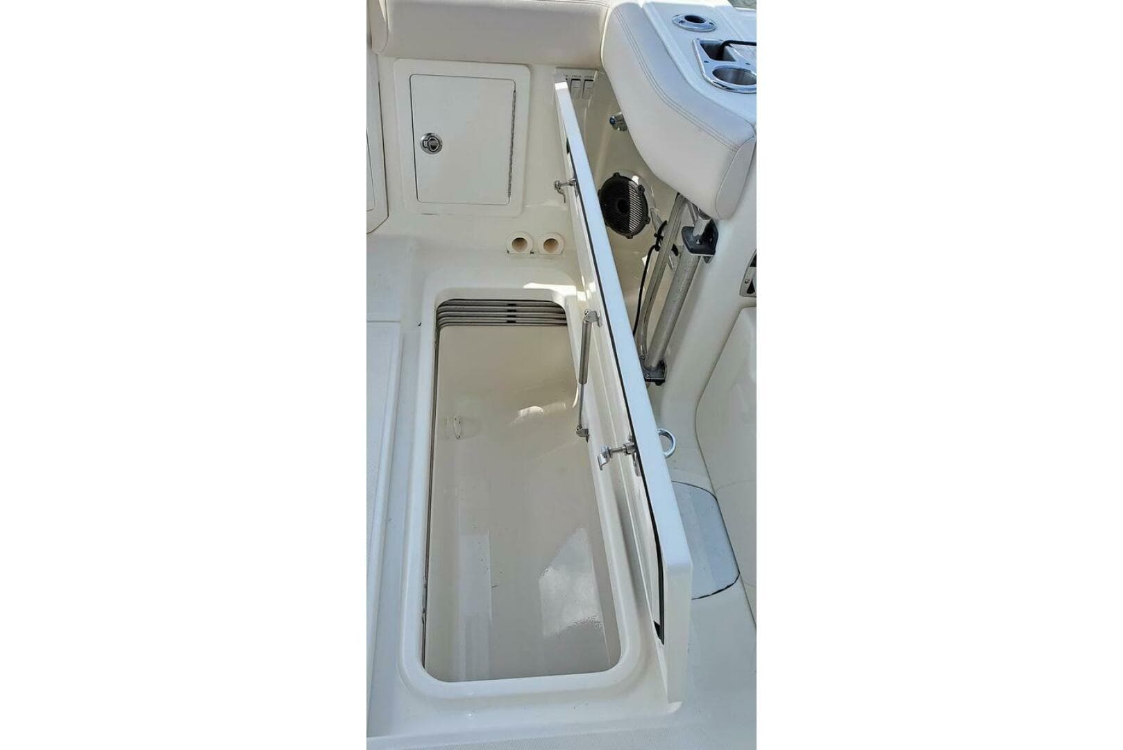 2021 Boston Whaler 405 Conquest