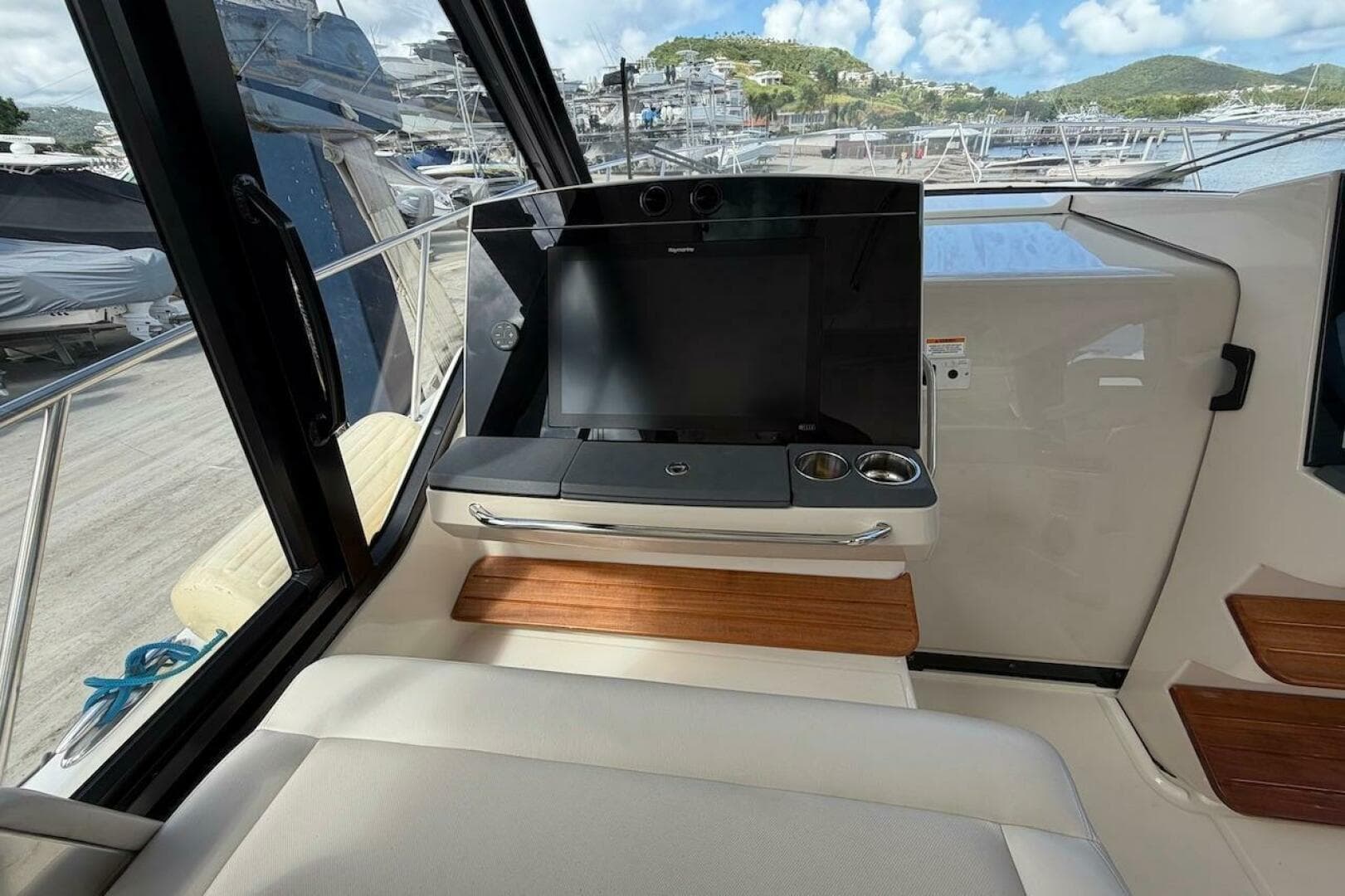 2021 Boston Whaler 405 Conquest