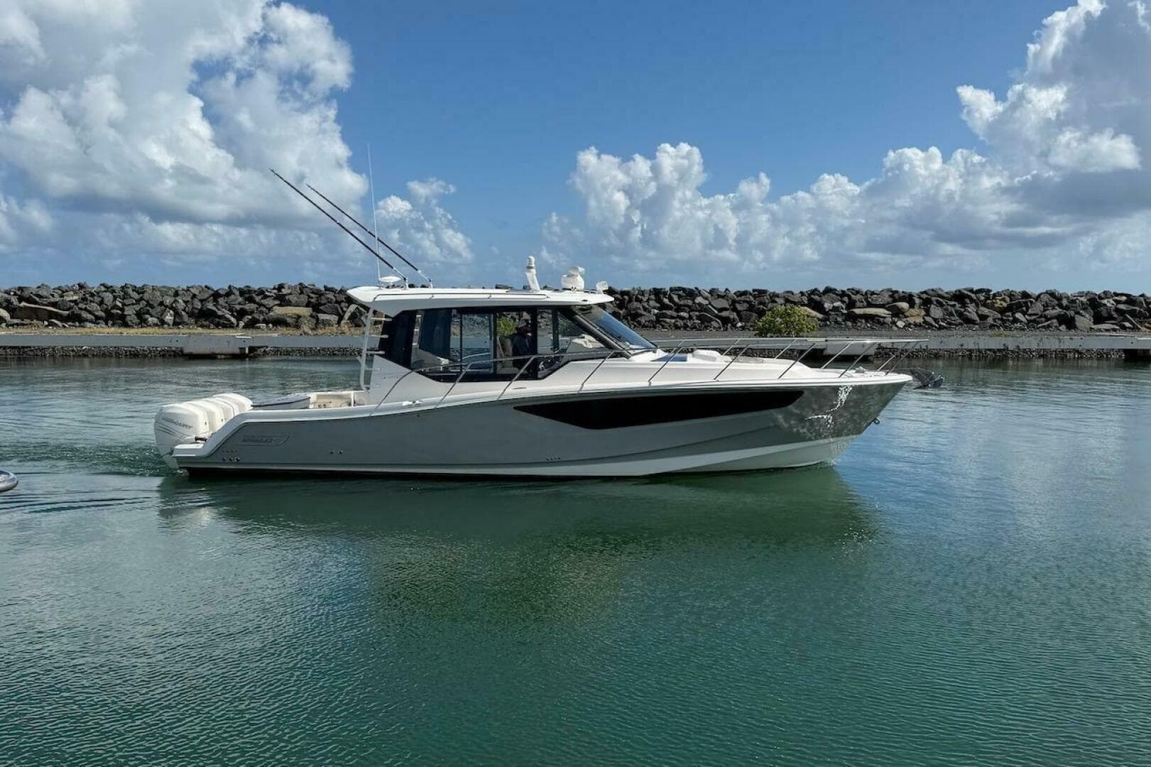 2021 Boston Whaler 405 Conquest