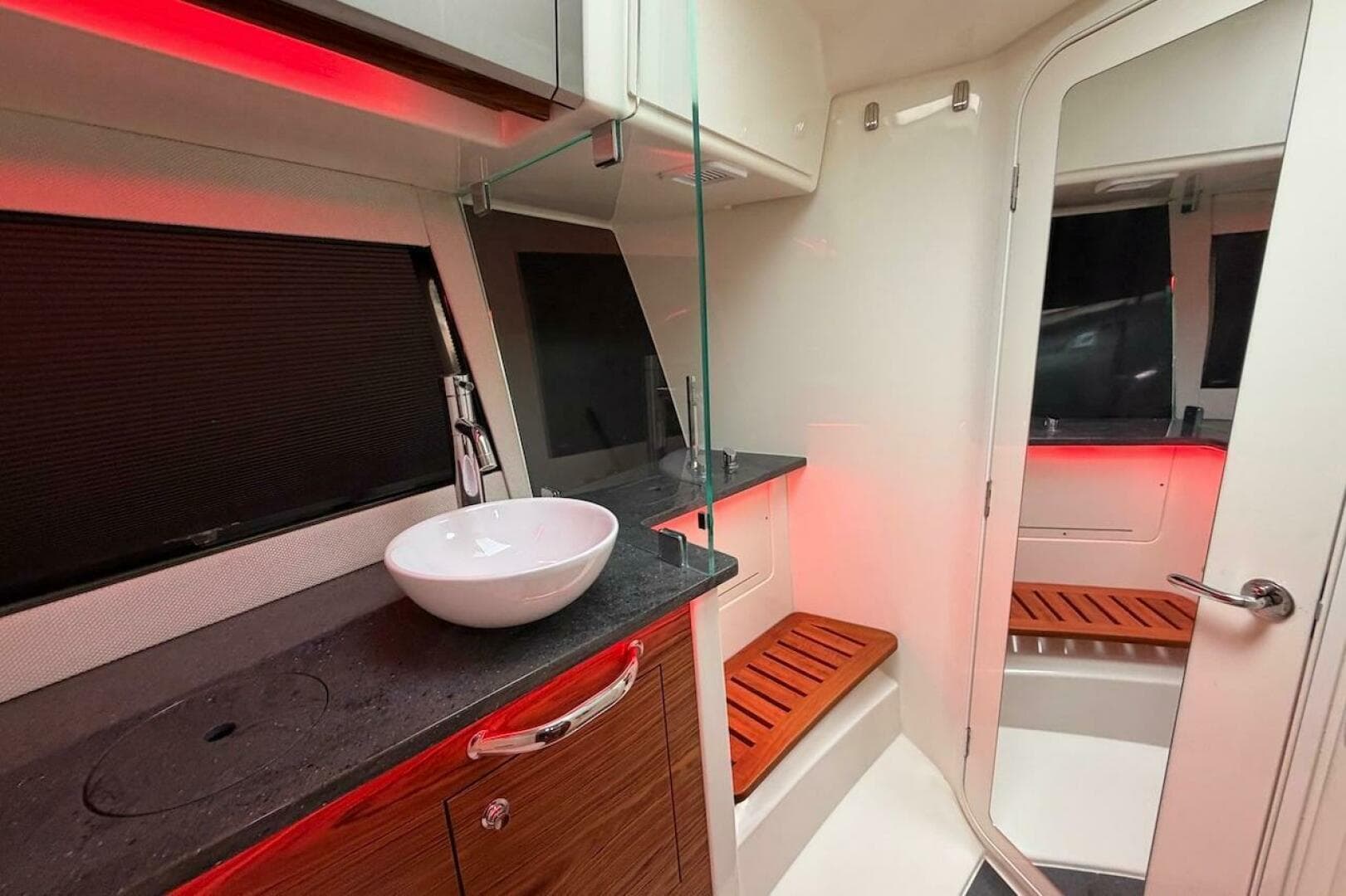 2021 Boston Whaler 405 Conquest