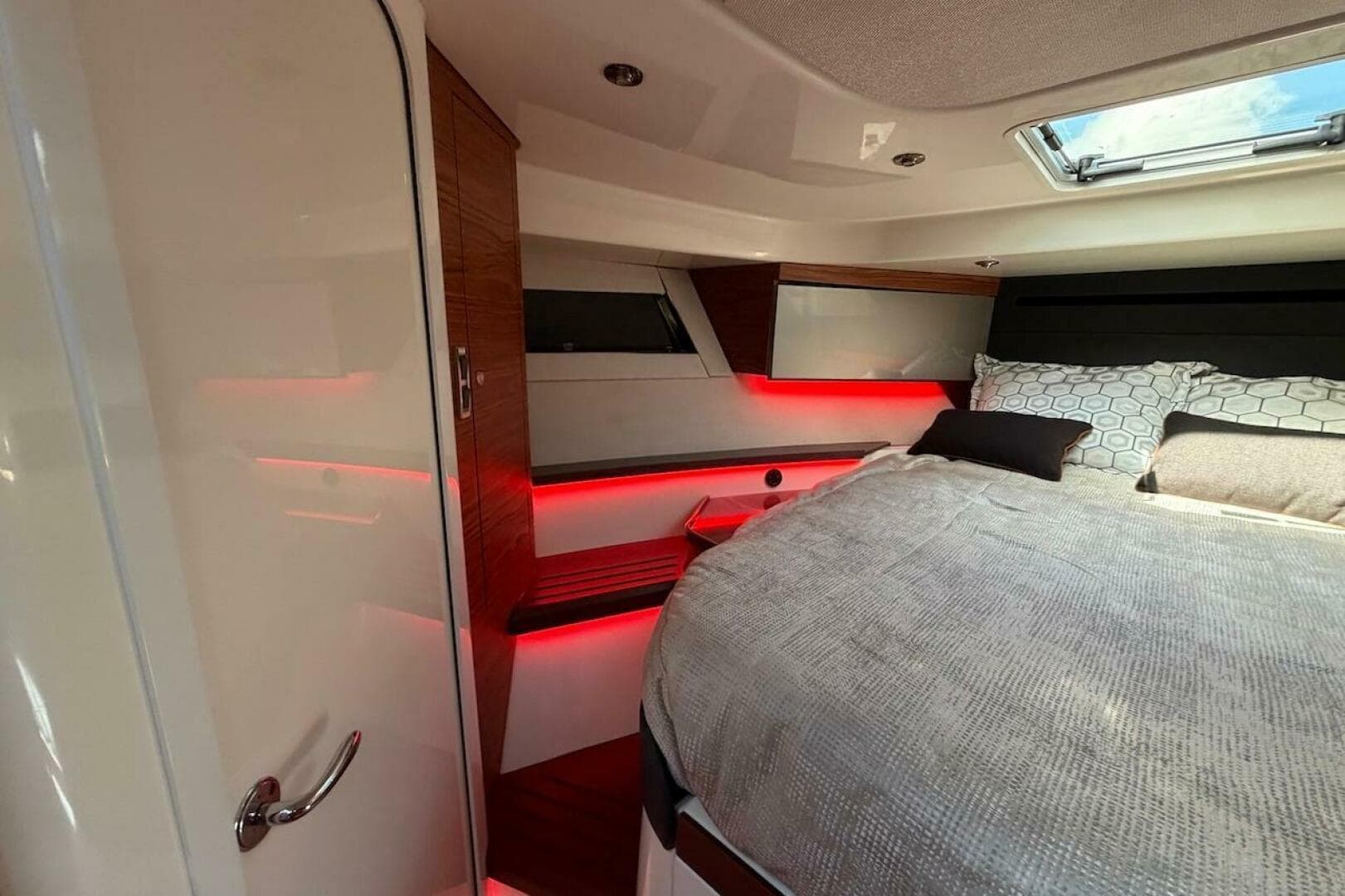 2021 Boston Whaler 405 Conquest