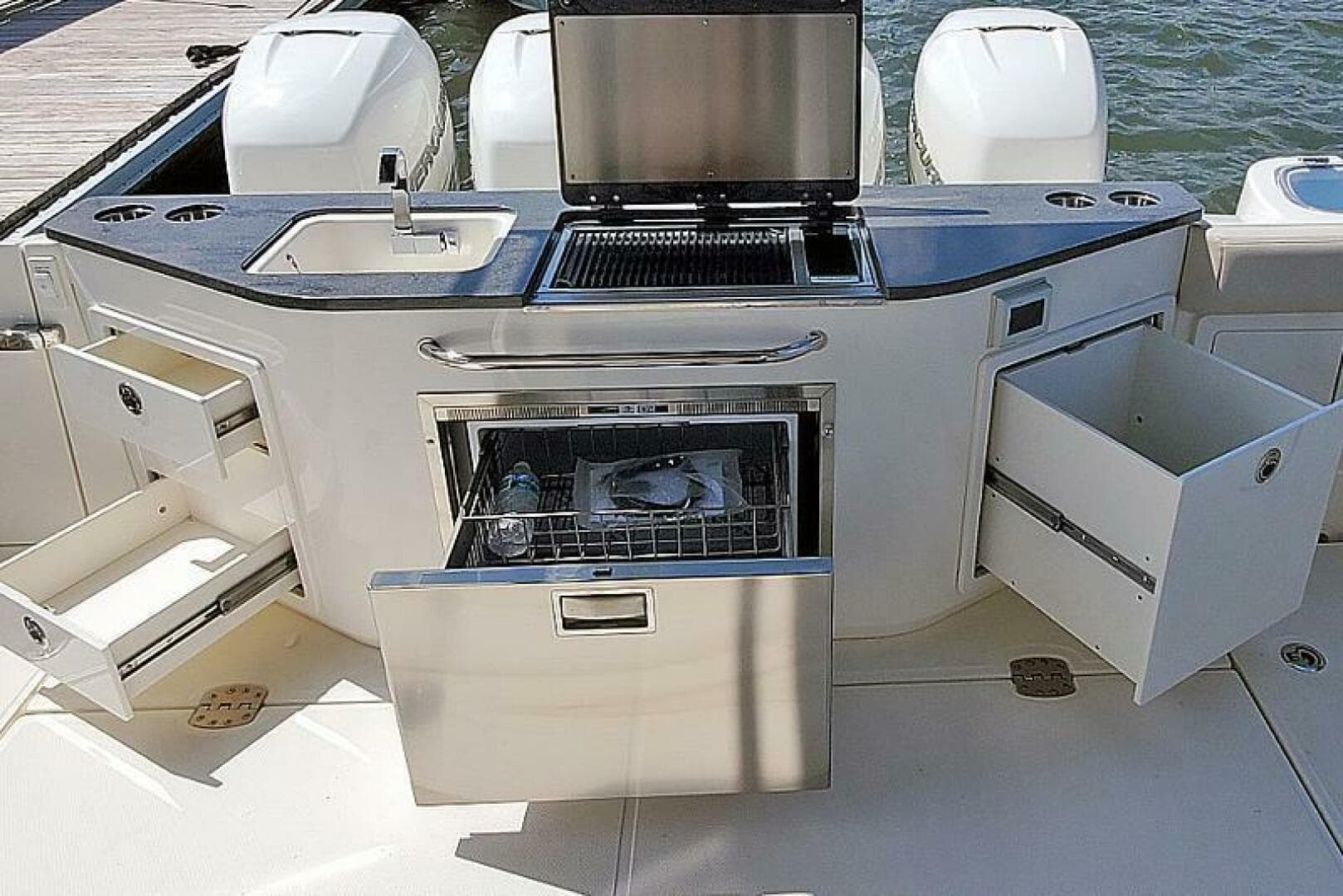 2021 Boston Whaler 405 Conquest