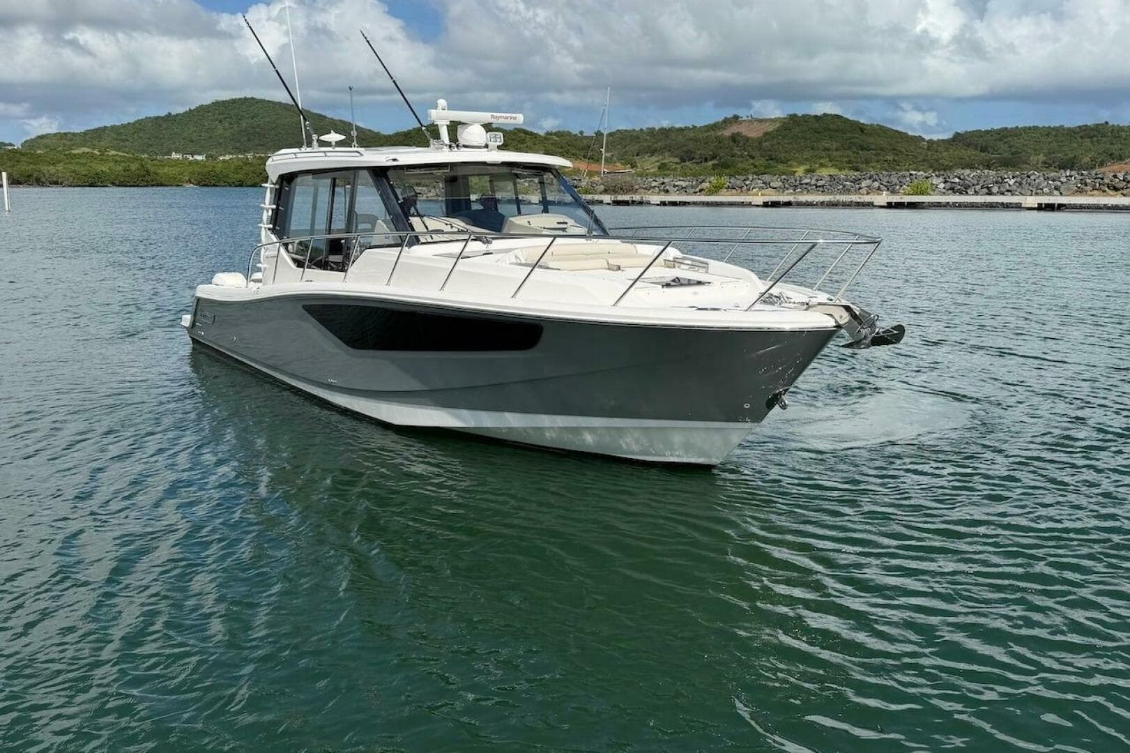 2021 Boston Whaler 405 Conquest