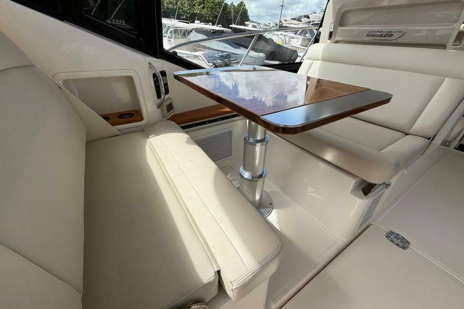 2021 Boston Whaler 405 Conquest