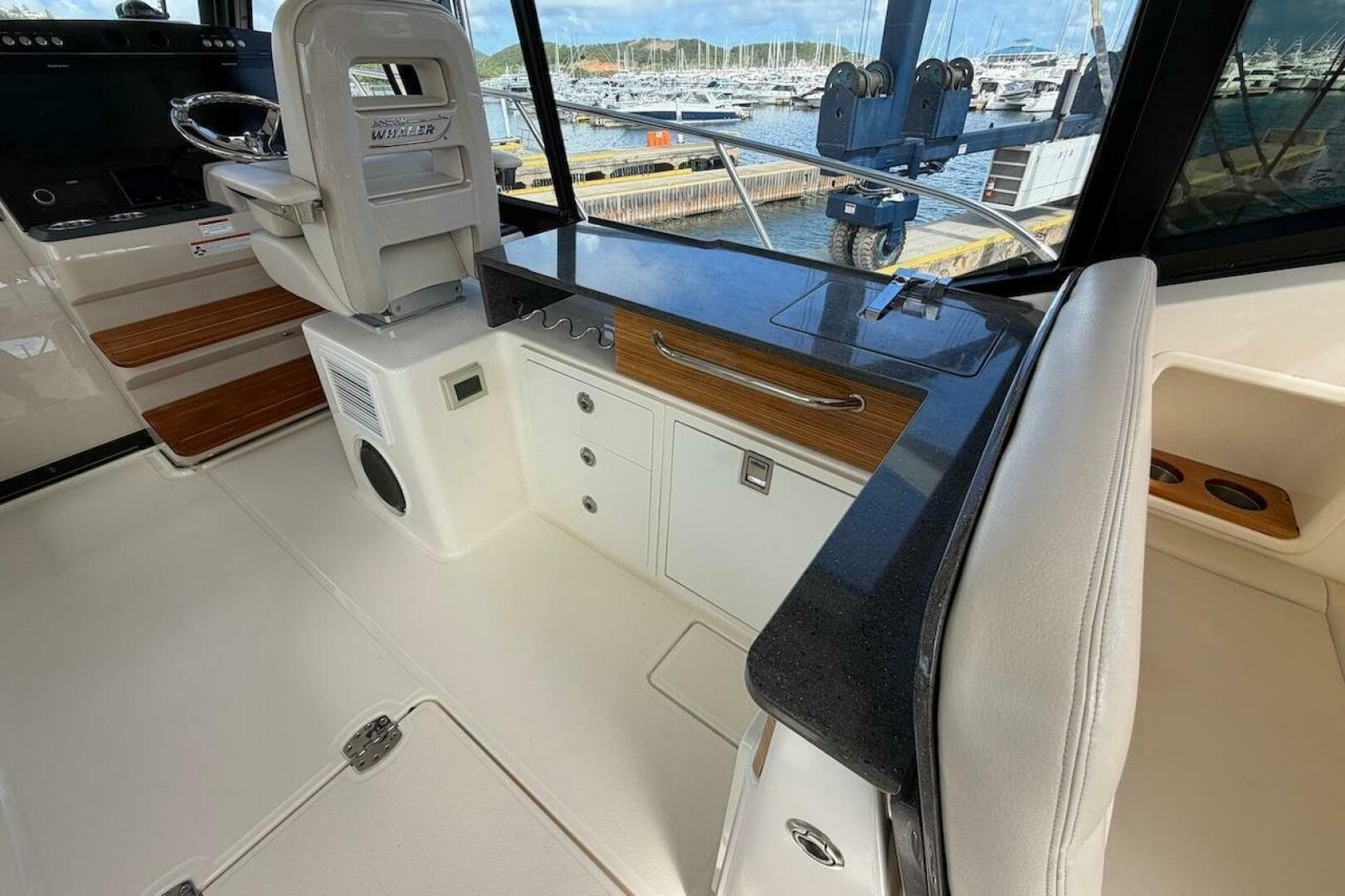 2021 Boston Whaler 405 Conquest