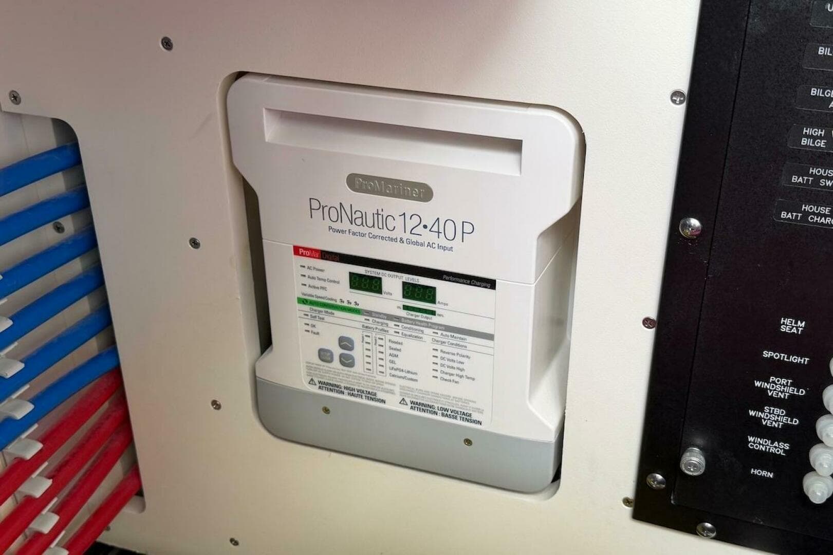 2021 Boston Whaler 405 Conquest