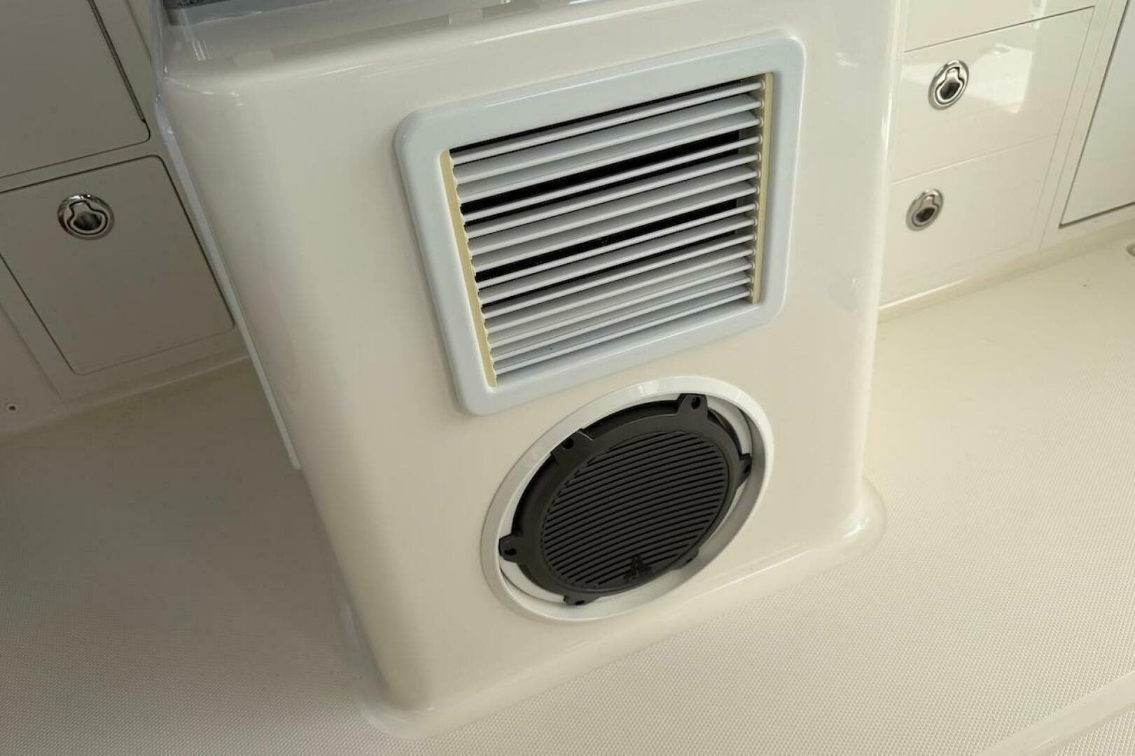 2021 Boston Whaler 405 Conquest