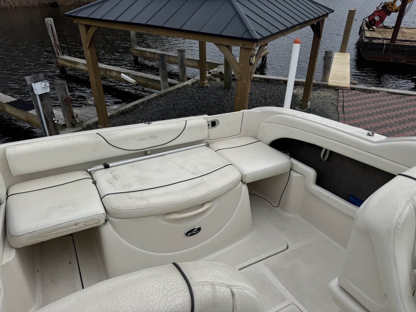2004 Sea Ray 215 Weekender