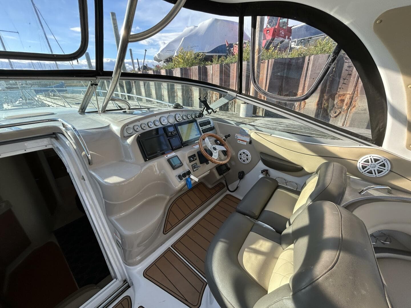 2007 Larson 370 Cabrio