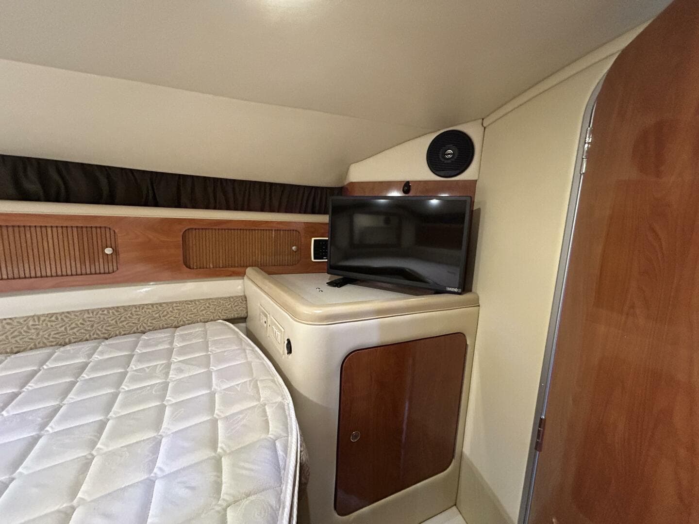 2007 Larson 370 Cabrio