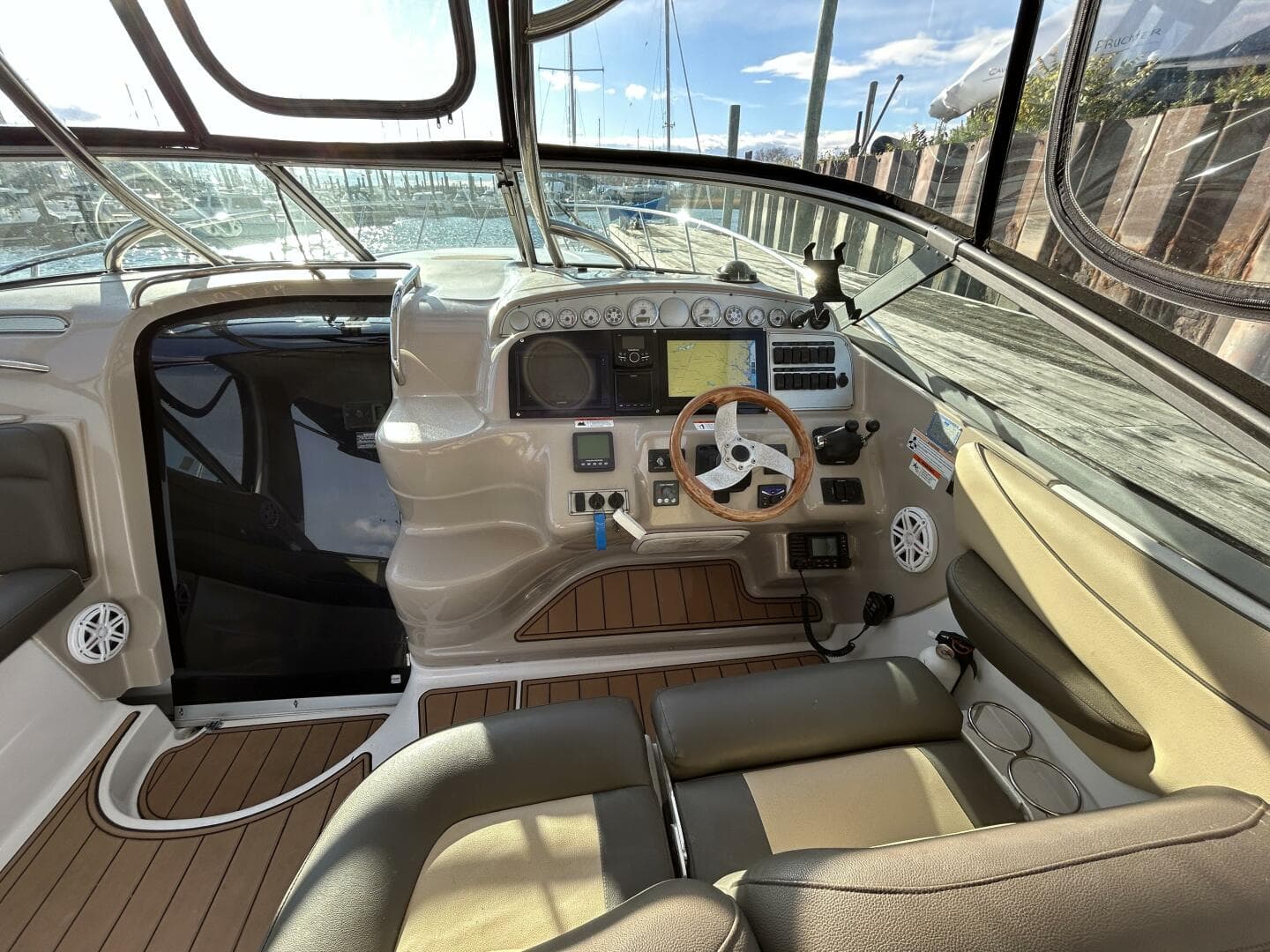 2007 Larson 370 Cabrio