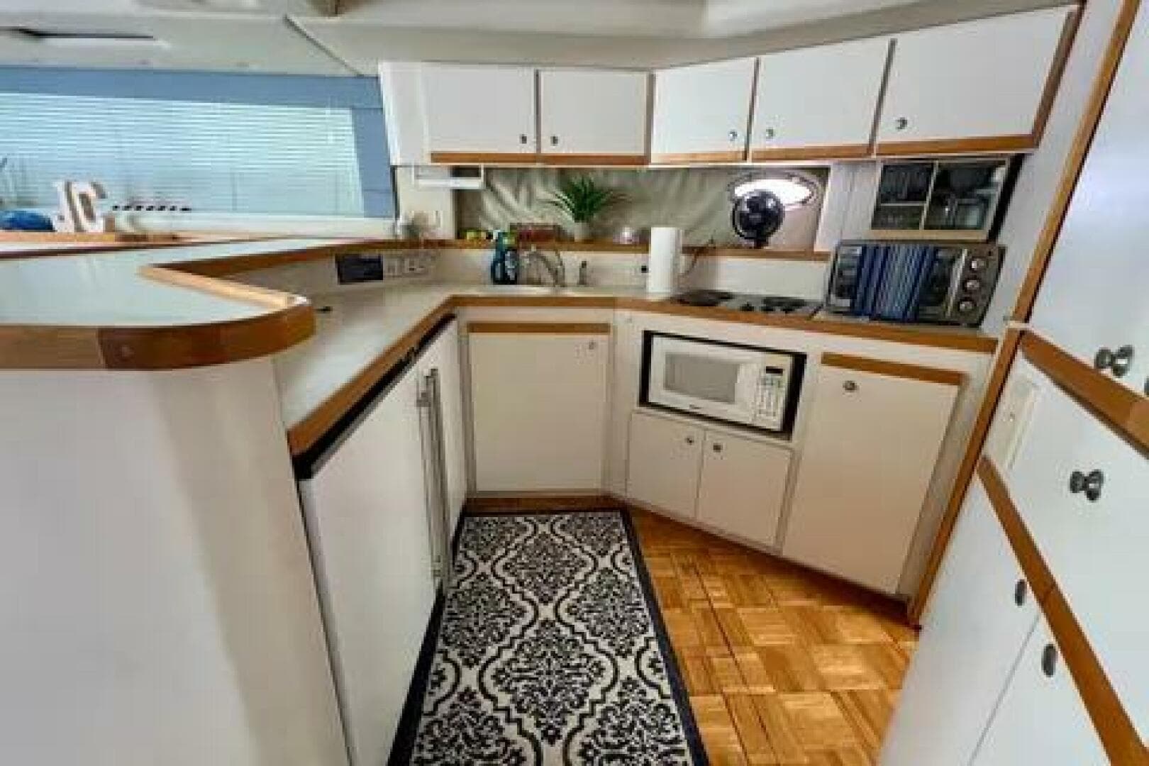 1996 Cruisers Yachts 4285 Express Bridge