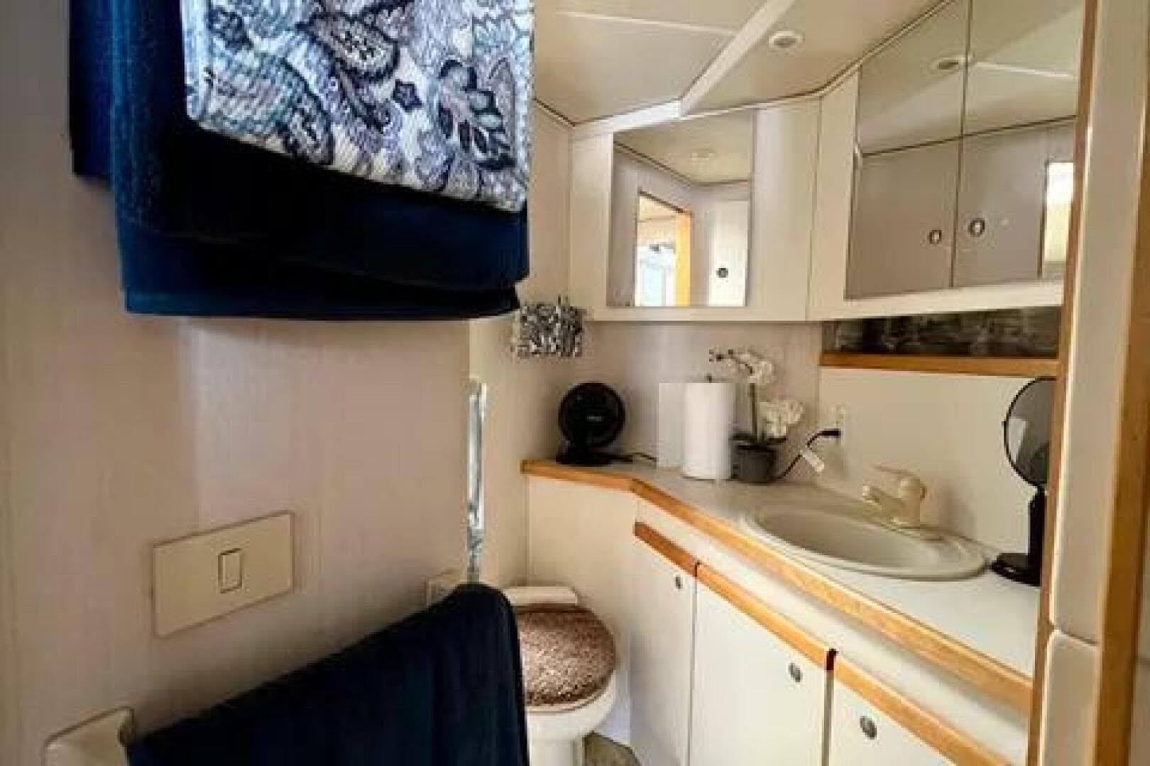 1996 Cruisers Yachts 4285 Express Bridge