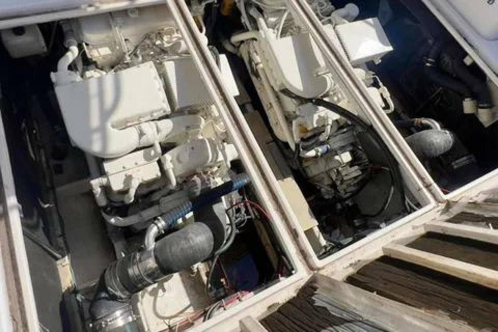 1996 Cruisers Yachts 4285 Express Bridge