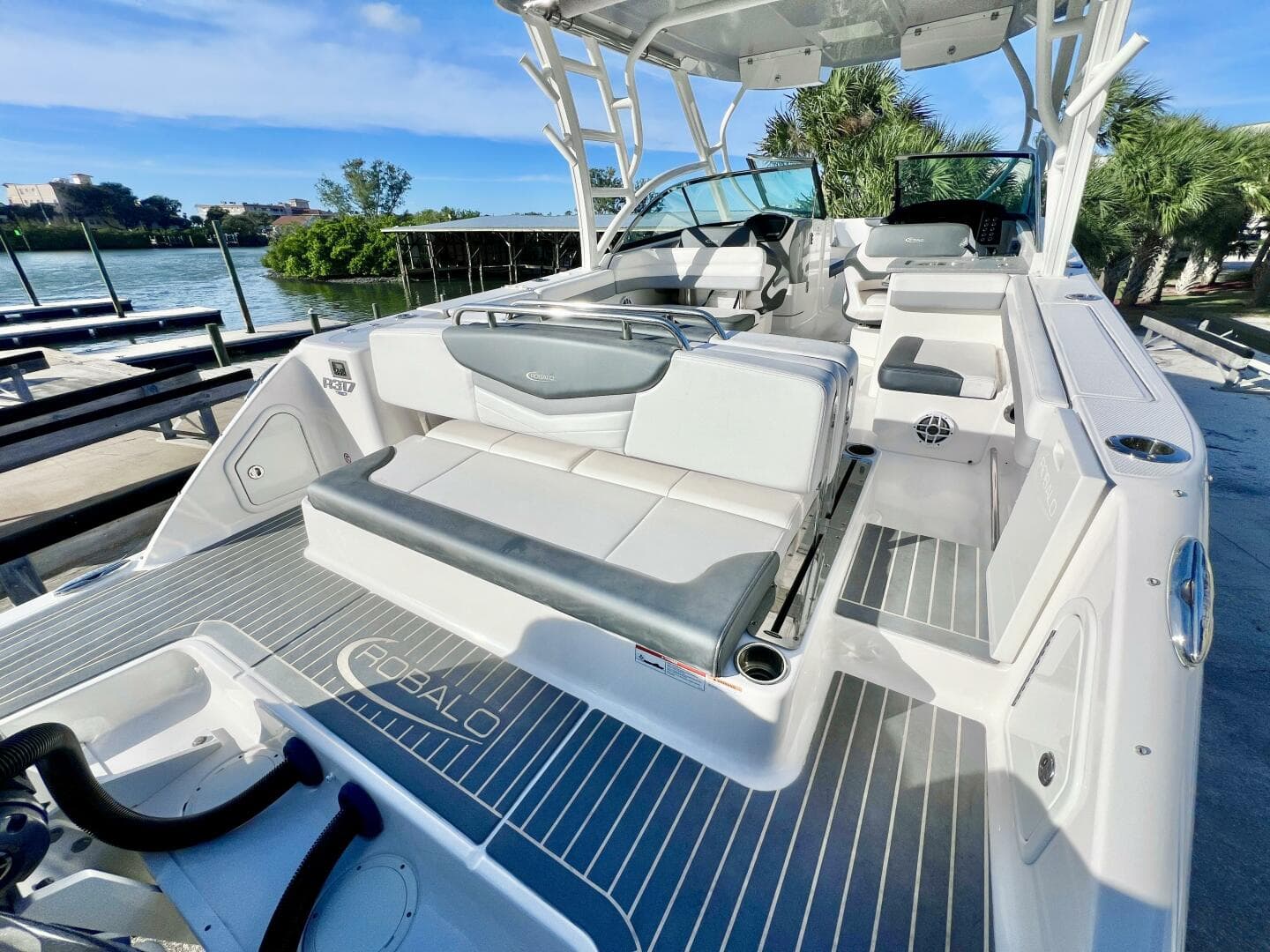 2021 Robalo R317