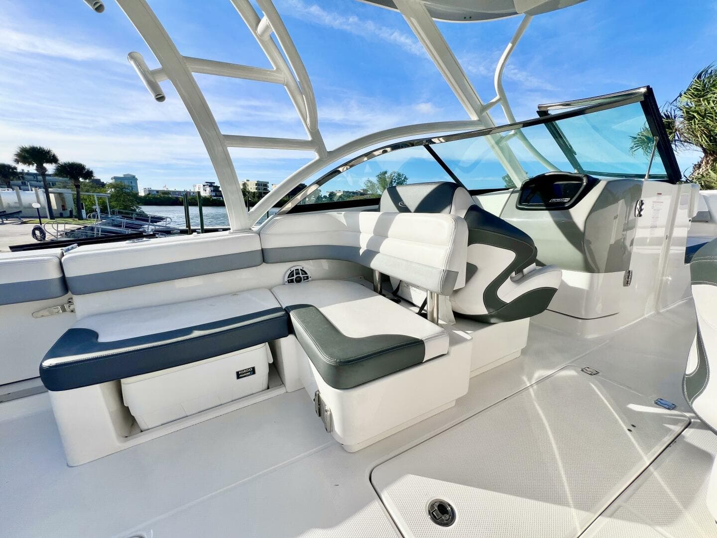 2021 Robalo R317