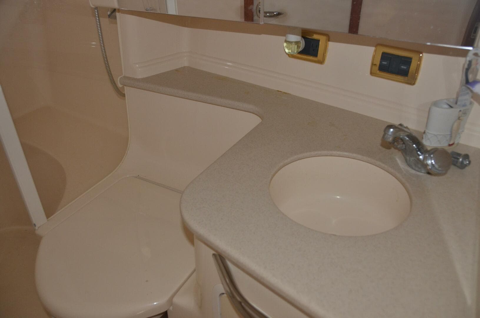 Sea Ray 46 4 RICH-SHER OR POORER - Master Ensuite Head