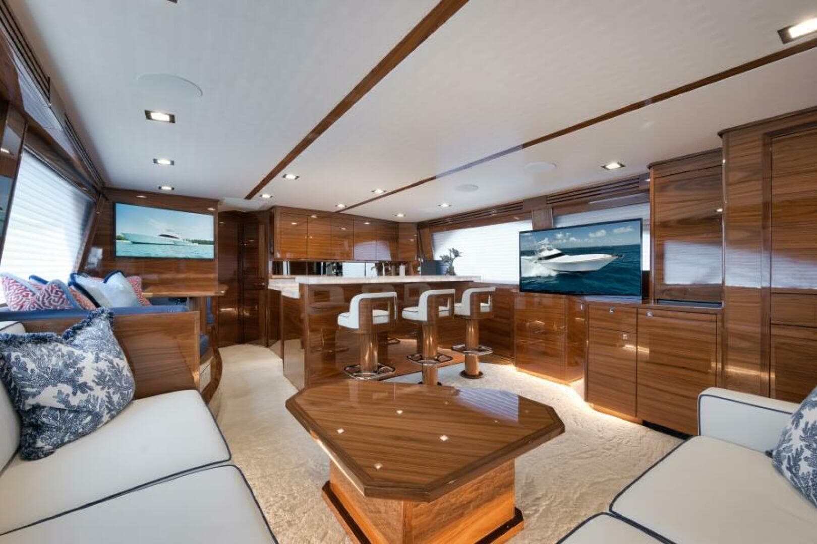 2024 Viking 68 Convertible- GYS TRADE- Salon