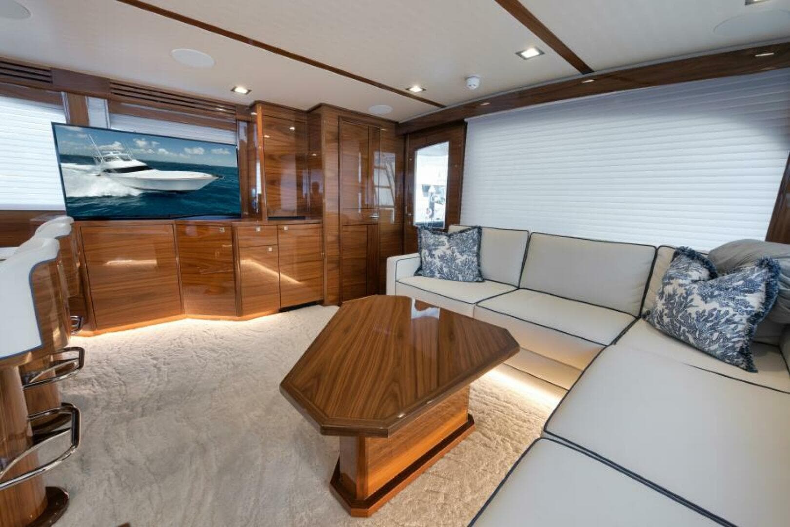 2024 Viking 68 Convertible- GYS TRADE- Salon