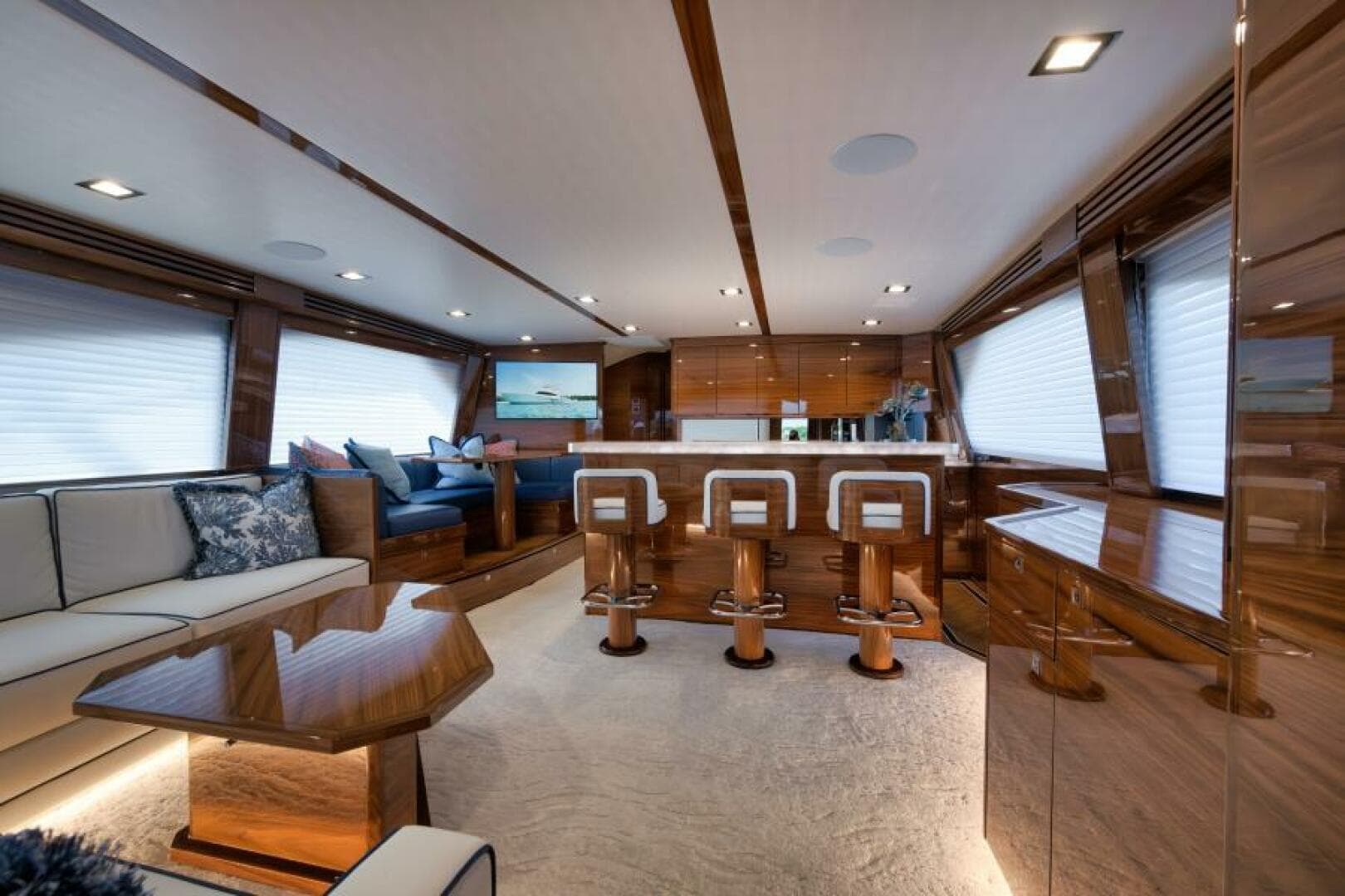 2024 Viking 68 Convertible- GYS TRADE- Salon
