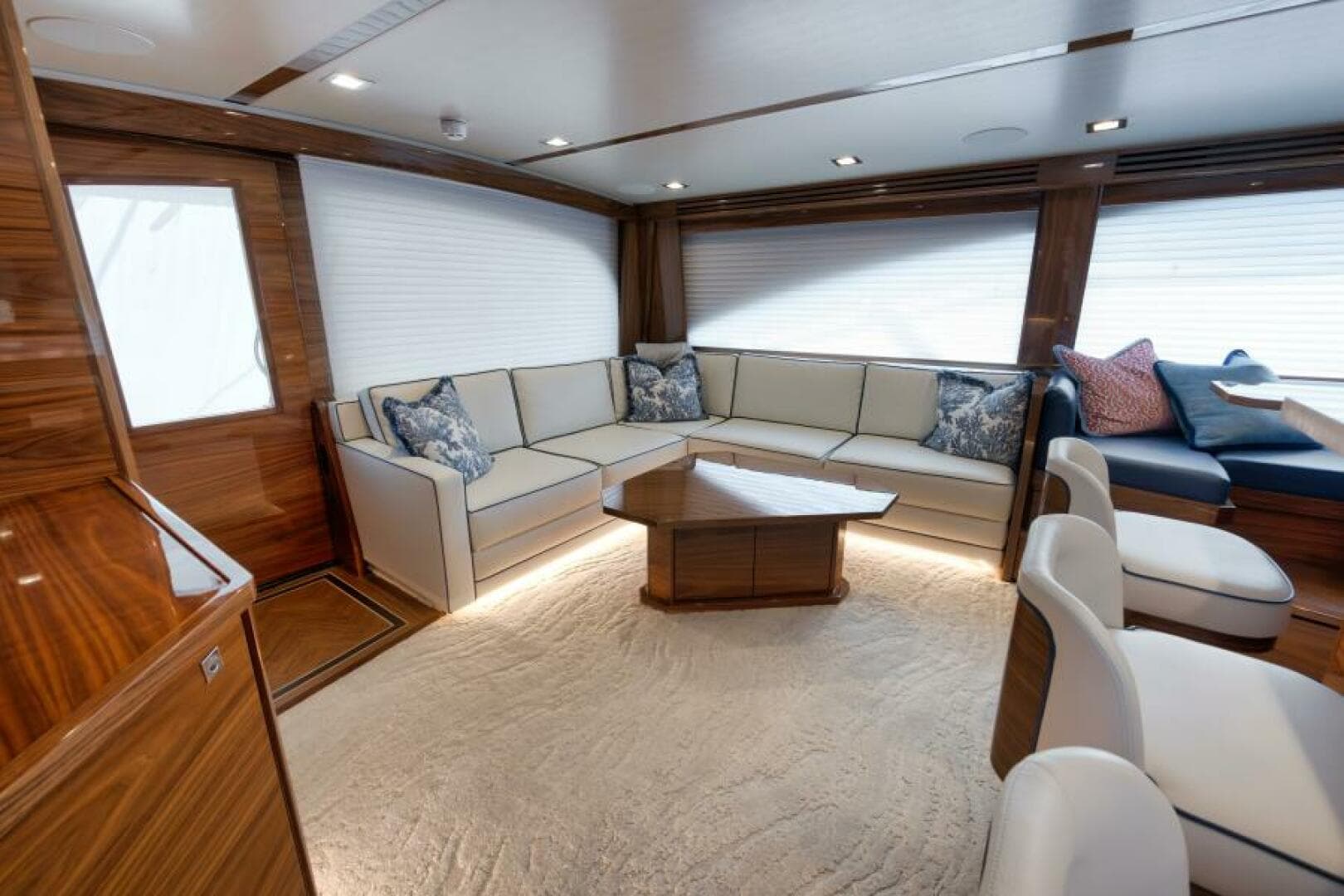 2024 Viking 68 Convertible- GYS TRADE- Salon